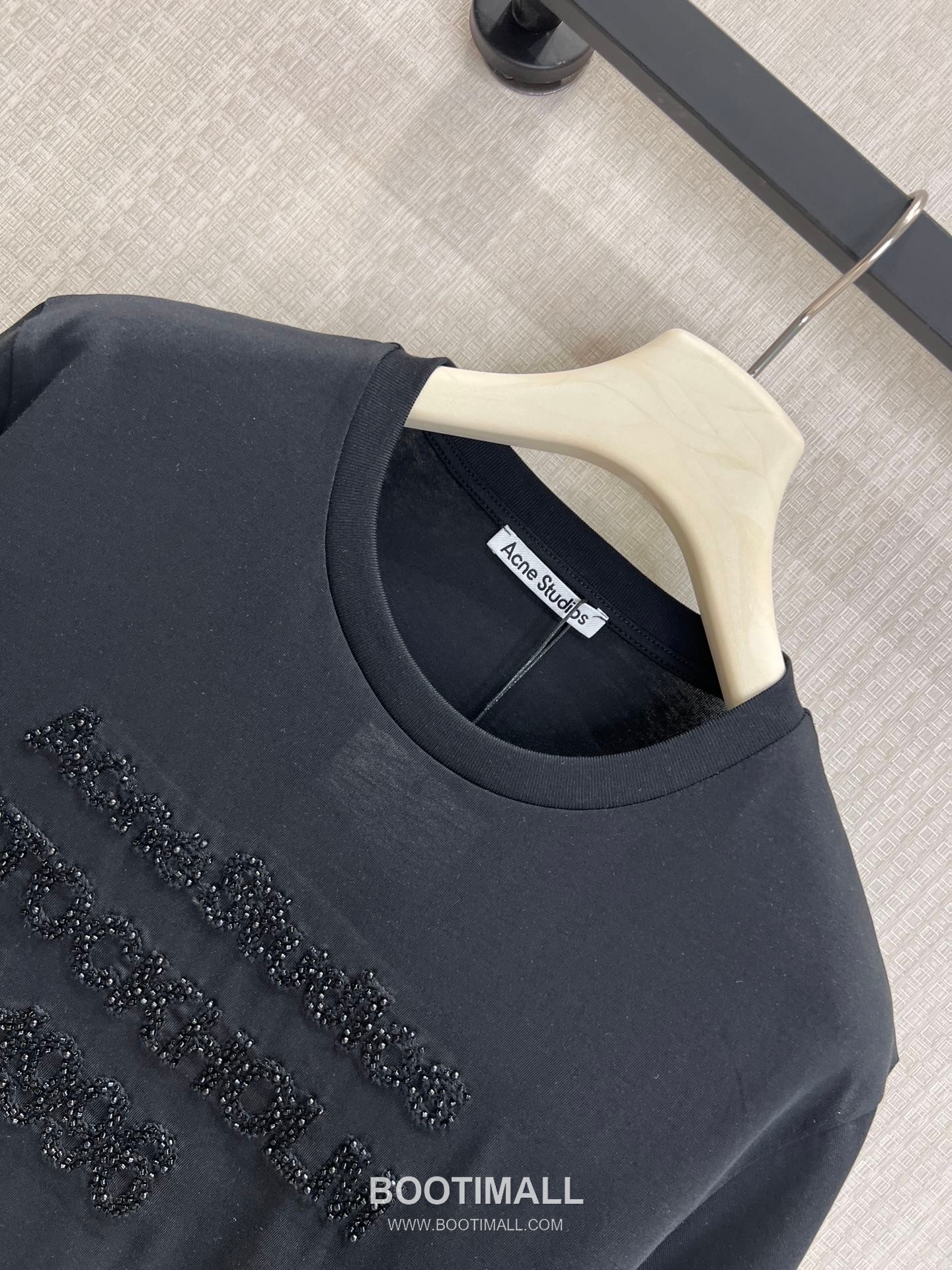 Acne Studios SS26 Cotton Beaded Logo T-Shirt 아크네스튜디오 SS26 코튼 비즈 로고 블랙 티셔츠 3