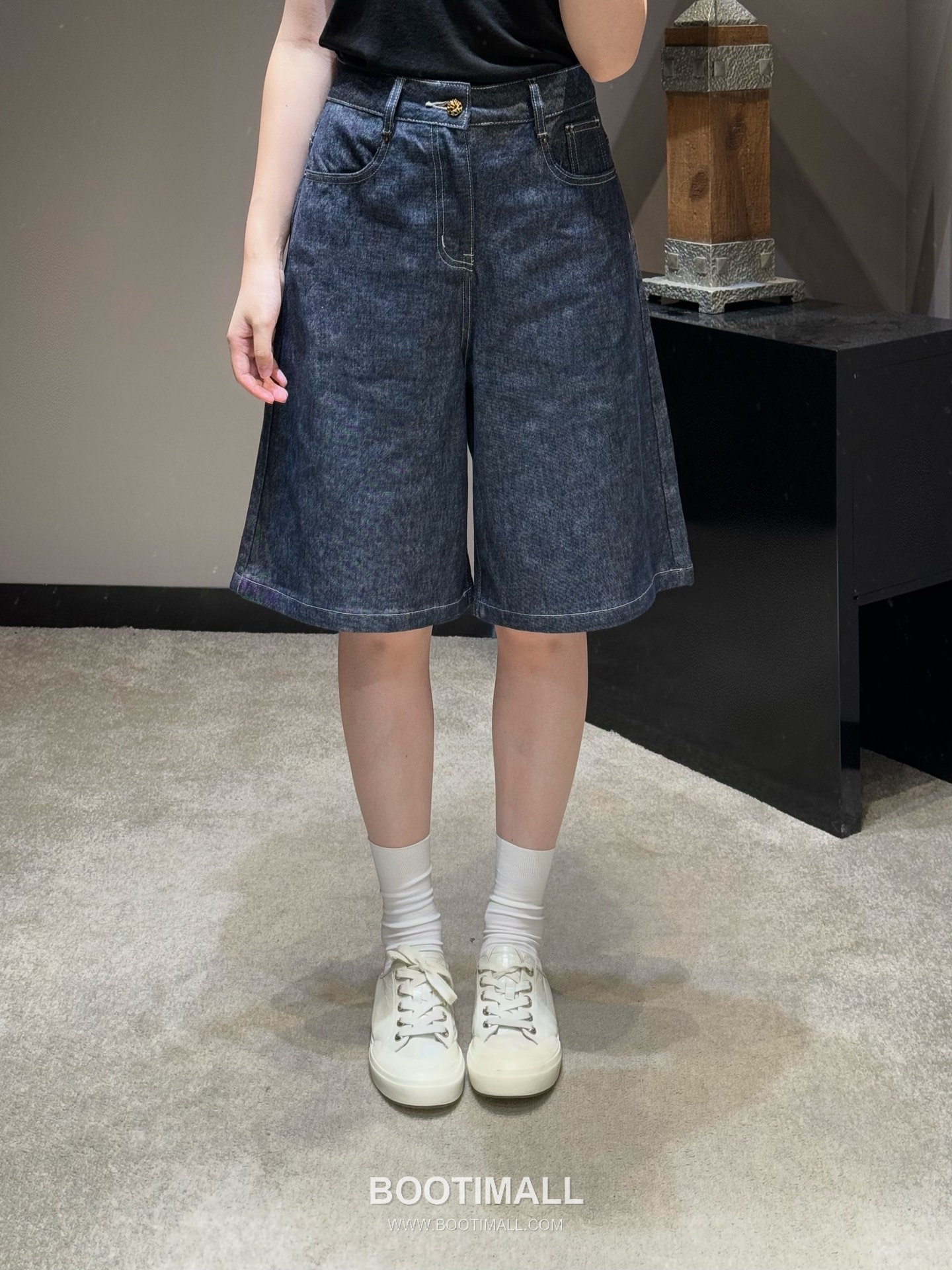 Loro Piana SS26 Cotton Denim A-Line Wide Shorts 로로피아나 SS26 코튼 데님 A라인 와이드 블루 쇼츠 1