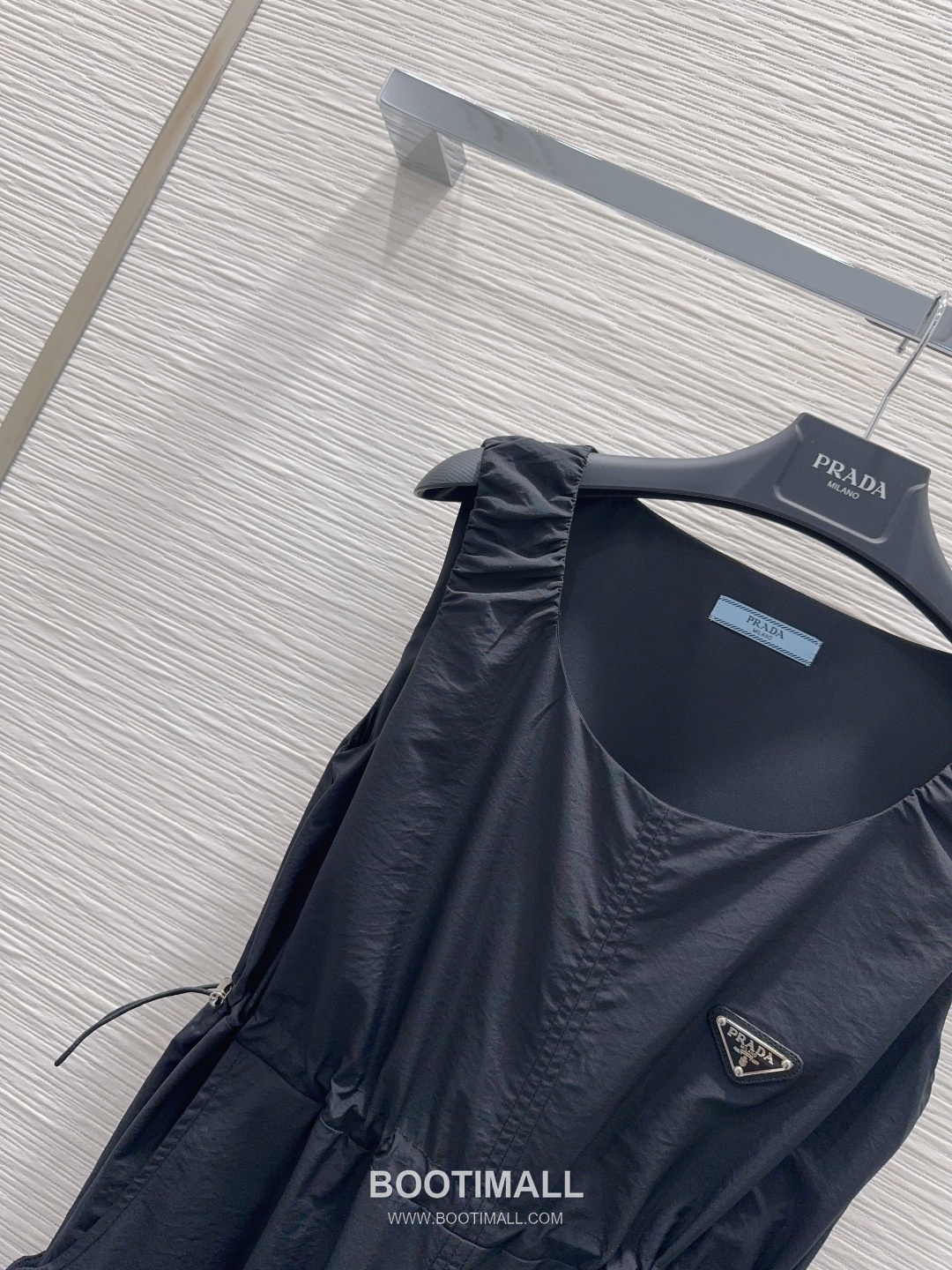 Prada SS26 Polyester Tech Sleeveless One Piece 프라다 SS26 폴리에스터 테크 슬리브리스 블랙 원피스 12