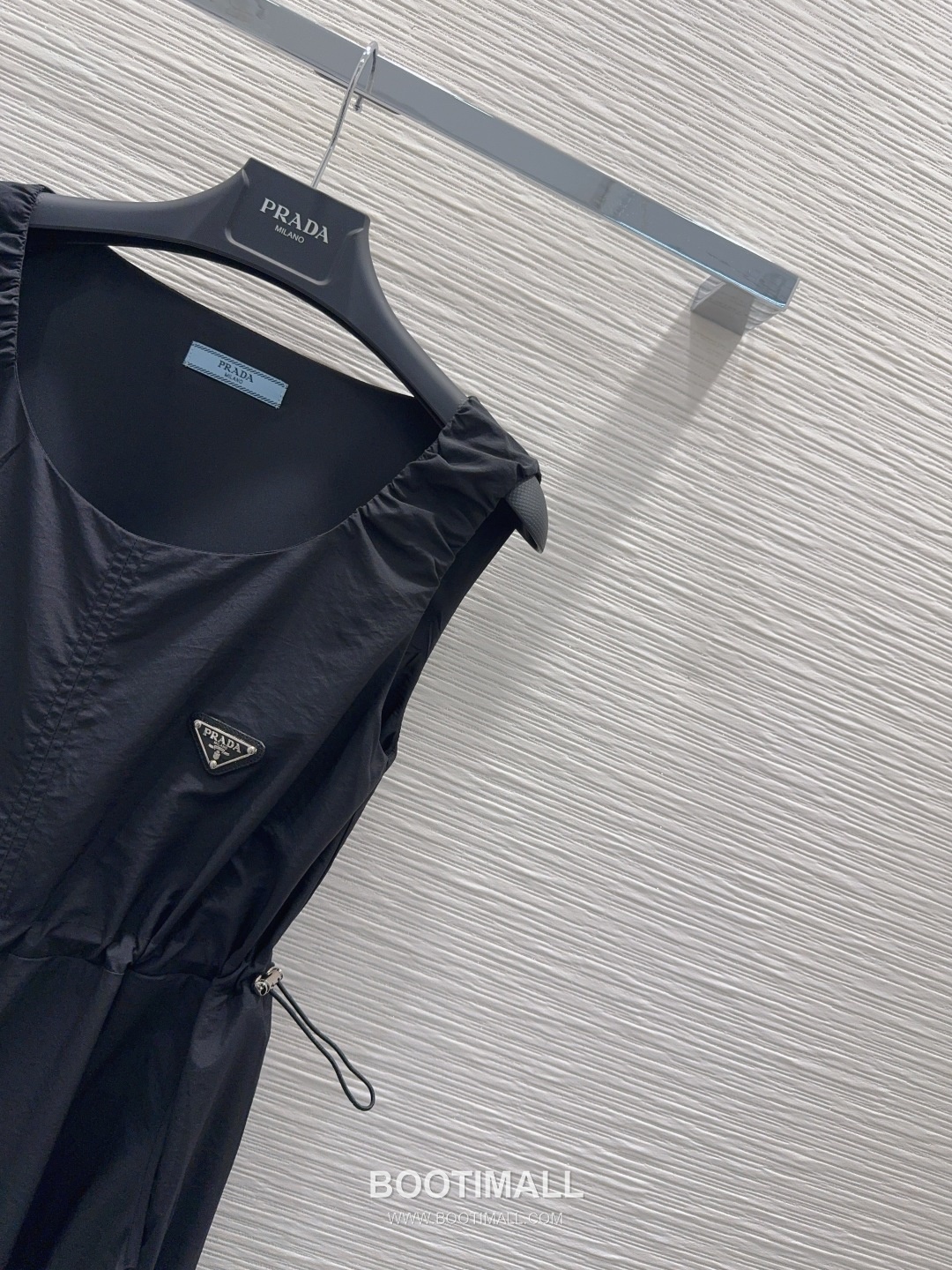 Prada SS26 Polyester Tech Sleeveless One Piece 프라다 SS26 폴리에스터 테크 슬리브리스 블랙 원피스 13