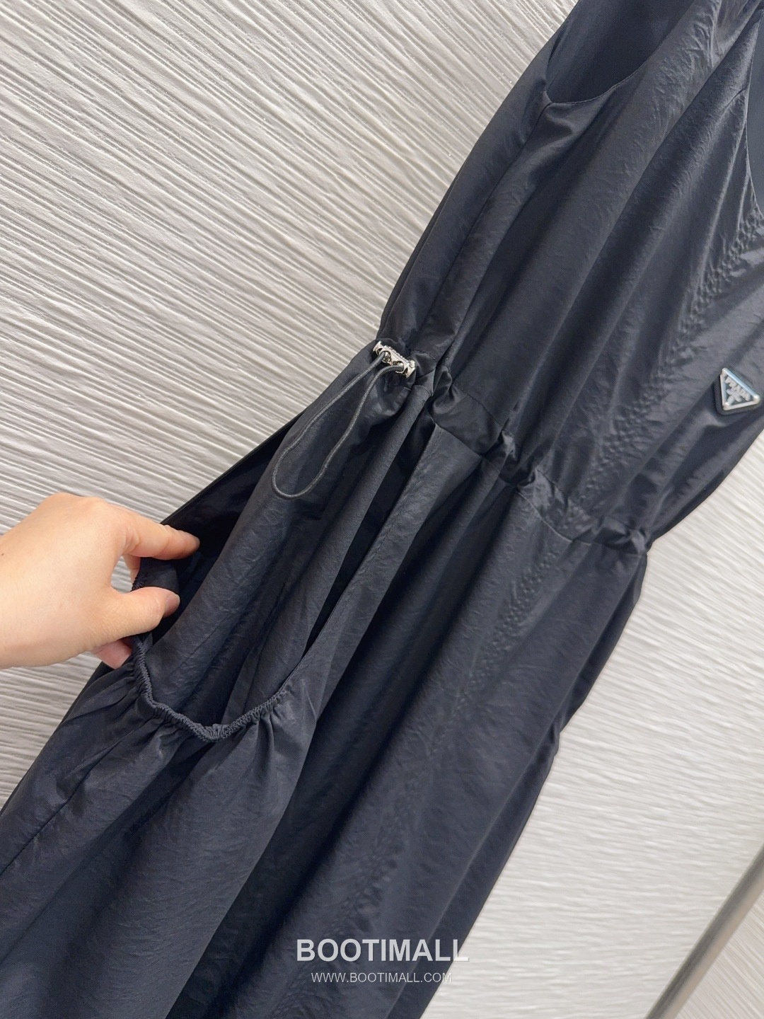 Prada SS26 Polyester Tech Sleeveless One Piece 프라다 SS26 폴리에스터 테크 슬리브리스 블랙 원피스 15