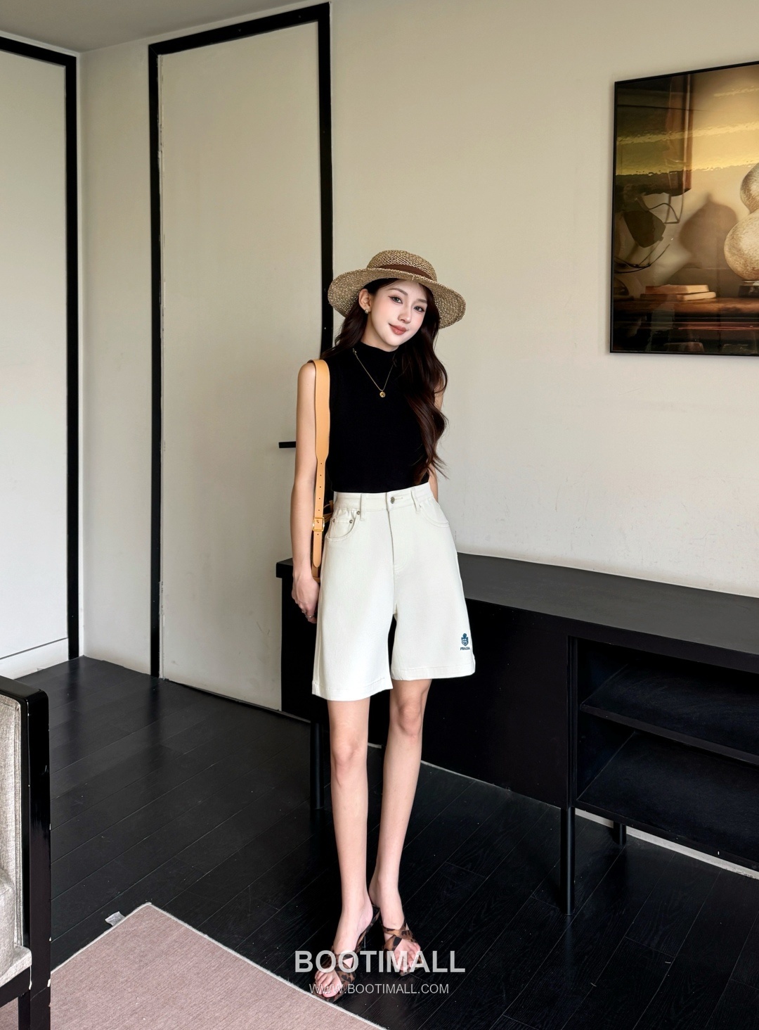 Prada SS26 Cotton Denim Crown Logo Embroidered Shorts 프라다 SS26 코튼 데님 크라운 로고 자수 베이지 쇼츠 1