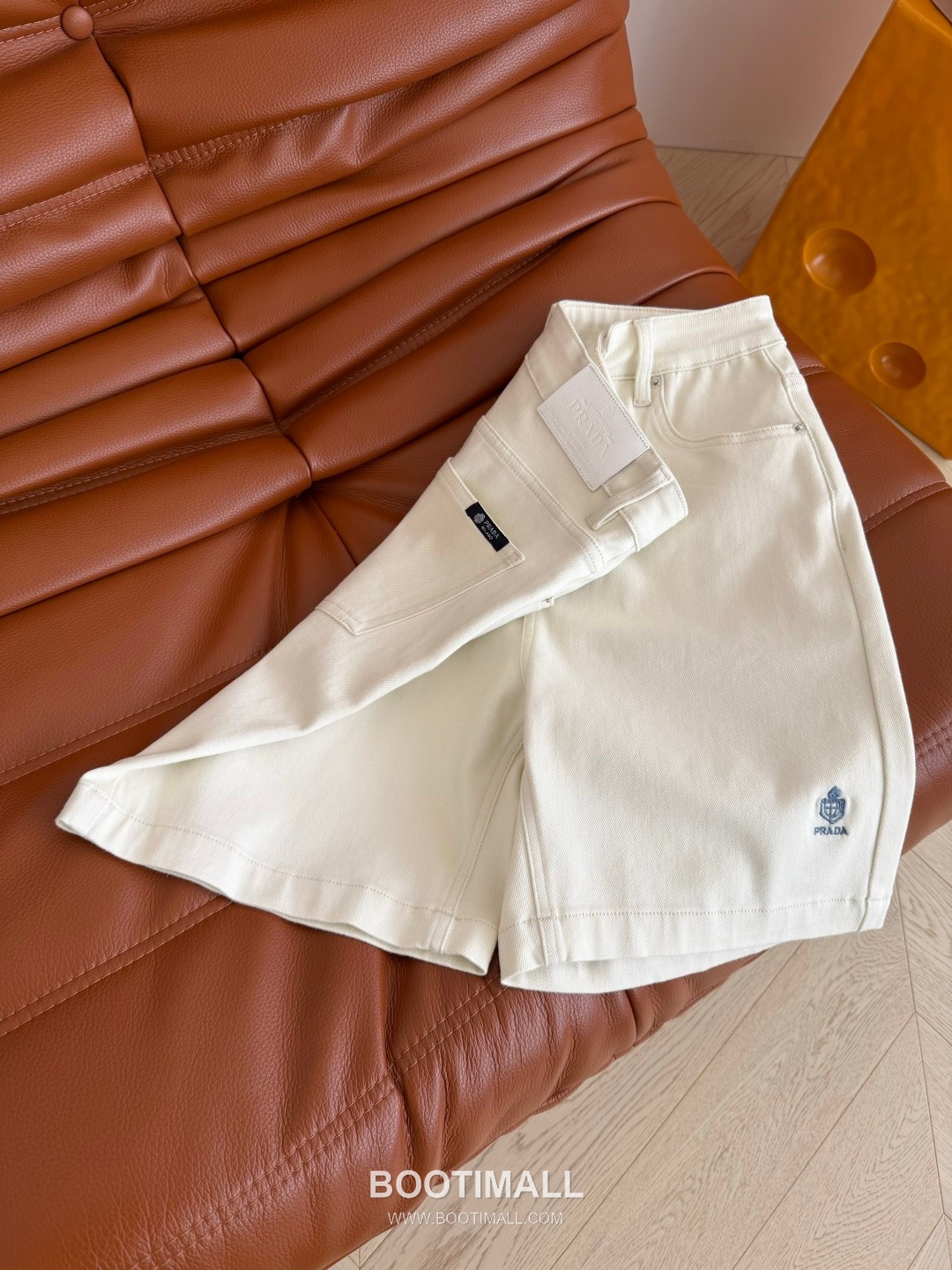 Prada SS26 Cotton Denim Crown Logo Embroidered Shorts 프라다 SS26 코튼 데님 크라운 로고 자수 베이지 쇼츠 11