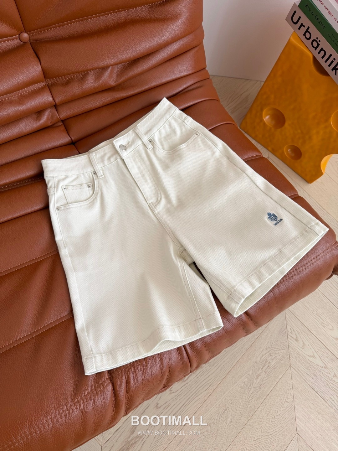 Prada SS26 Cotton Denim Crown Logo Embroidered Shorts 프라다 SS26 코튼 데님 크라운 로고 자수 베이지 쇼츠 16