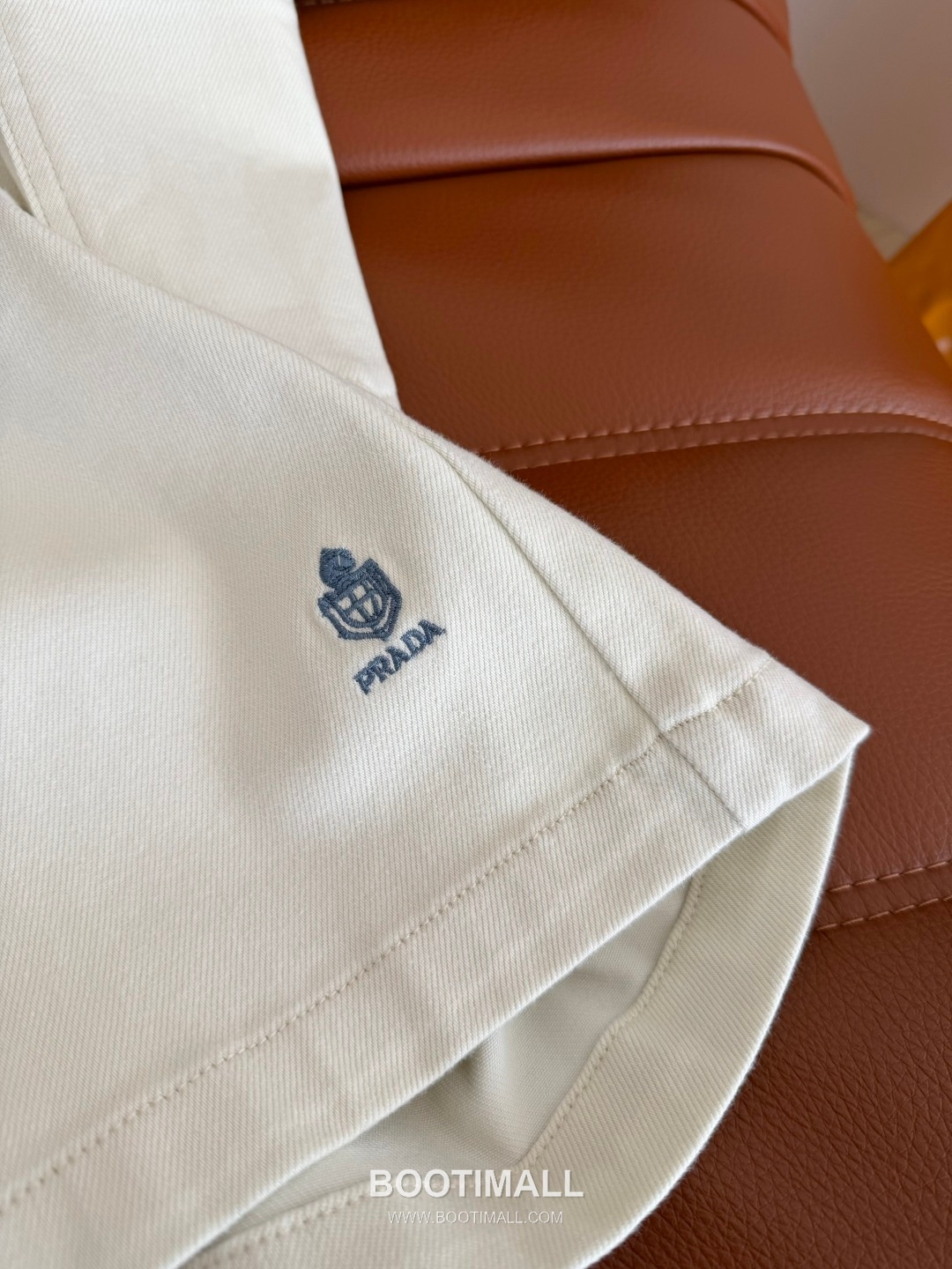 Prada SS26 Cotton Denim Crown Logo Embroidered Shorts 프라다 SS26 코튼 데님 크라운 로고 자수 베이지 쇼츠 17