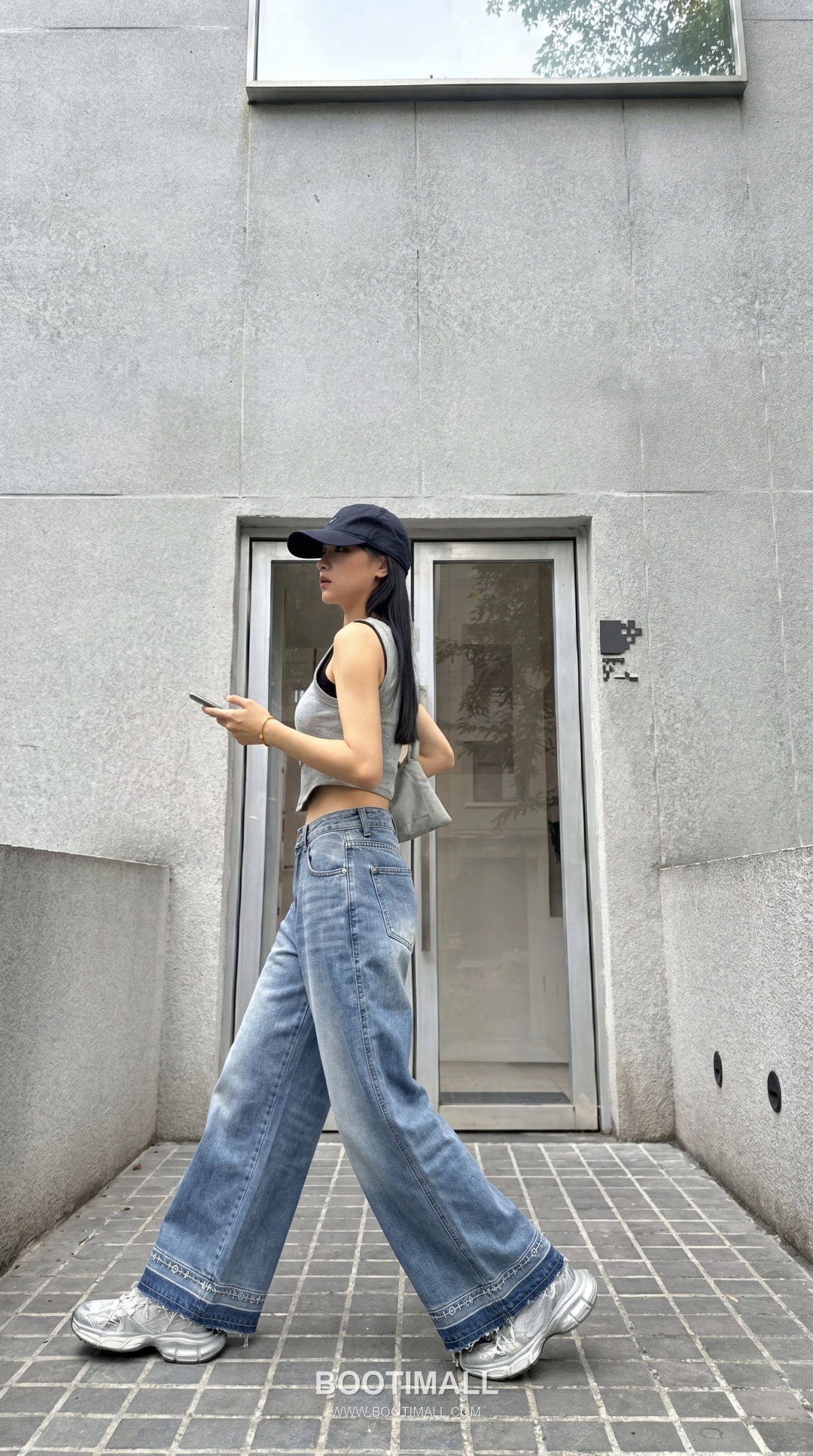 Louis Vuitton SS26 Cotton Monogram Beaded Washed Denim Pants 루이비통 SS26 코튼 모노그램 비즈 워시드 블루 팬츠 3