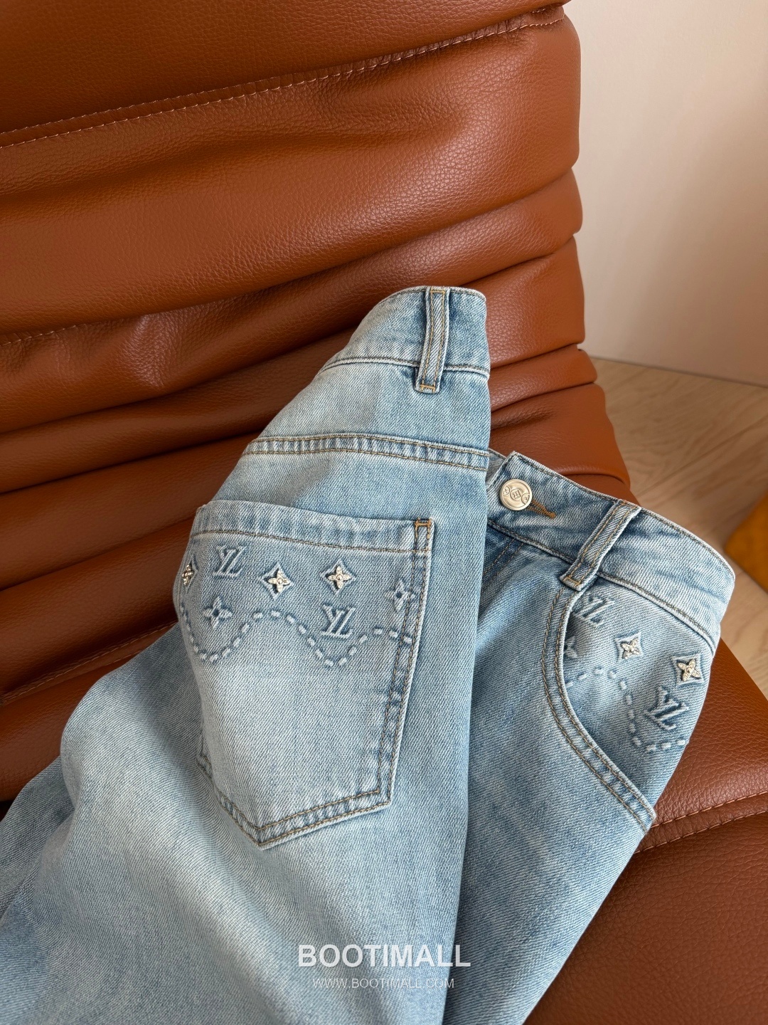 Louis Vuitton SS26 Cotton Monogram Beaded Washed Denim Pants 루이비통 SS26 코튼 모노그램 비즈 워시드 블루 팬츠 15