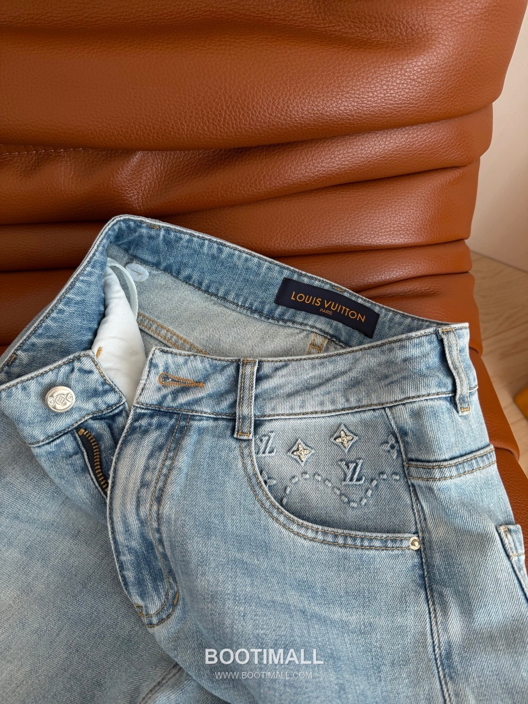 Louis Vuitton SS26 Cotton Monogram Beaded Washed Denim Pants 루이비통 SS26 코튼 모노그램 비즈 워시드 블루 팬츠 16