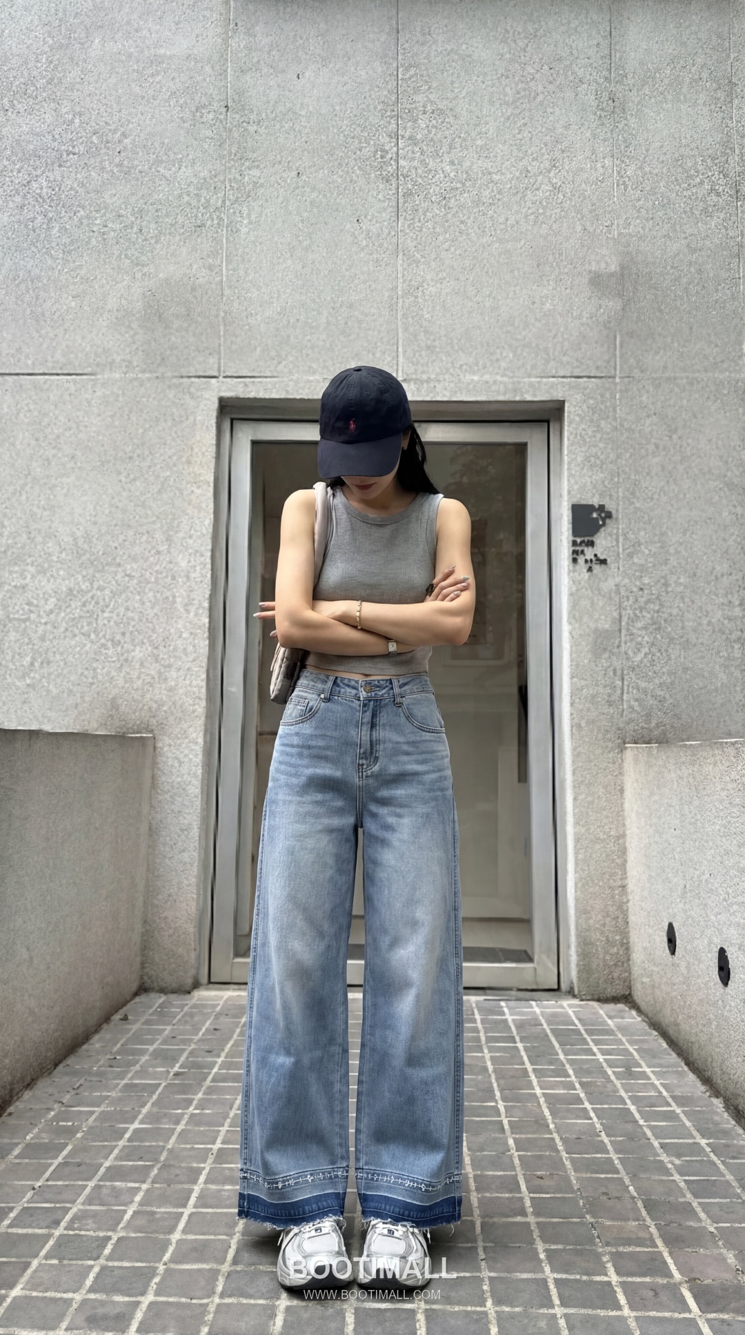 Louis Vuitton SS26 Cotton Monogram Embroidered Raw Hem Straight Denim Pants 루이비통 SS26 코튼 모노그램 자수 컷오프 블루 팬츠 2