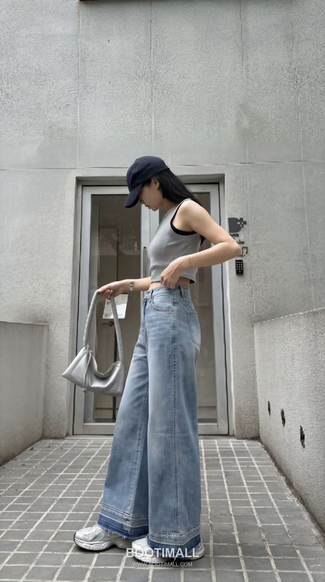 Louis Vuitton SS26 Cotton Monogram Embroidered Raw Hem Straight Denim Pants 루이비통 SS26 코튼 모노그램 자수 컷오프 블루 팬츠 3