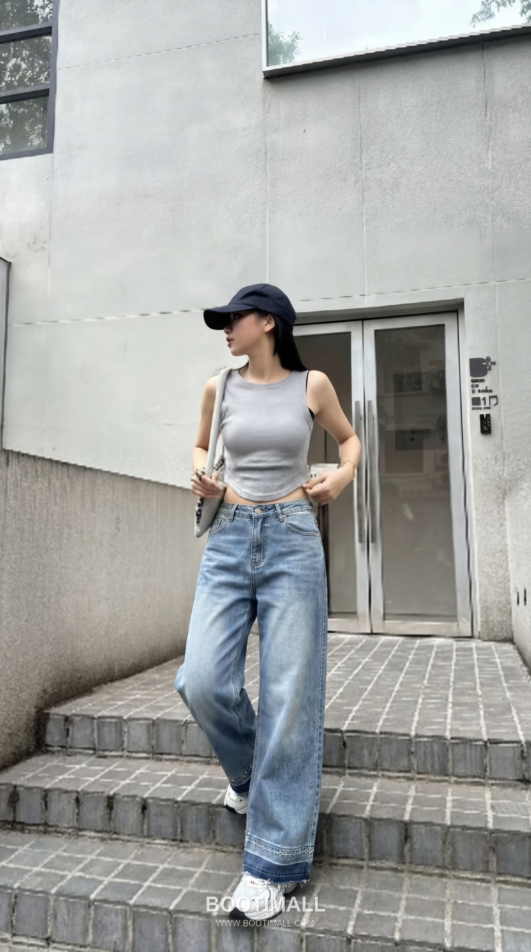 Louis Vuitton SS26 Cotton Monogram Embroidered Raw Hem Straight Denim Pants 루이비통 SS26 코튼 모노그램 자수 컷오프 블루 팬츠 5