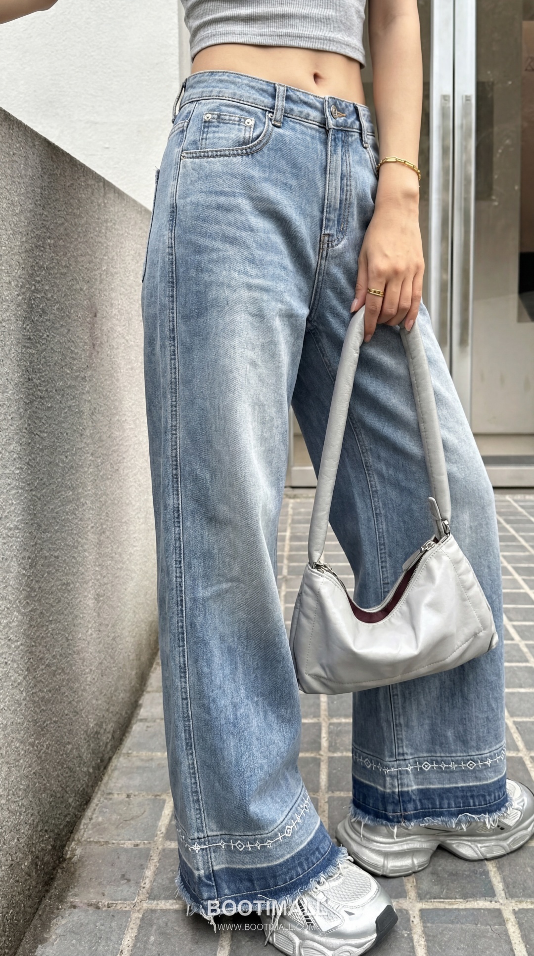 Louis Vuitton SS26 Cotton Monogram Embroidered Raw Hem Straight Denim Pants 루이비통 SS26 코튼 모노그램 자수 컷오프 블루 팬츠 6