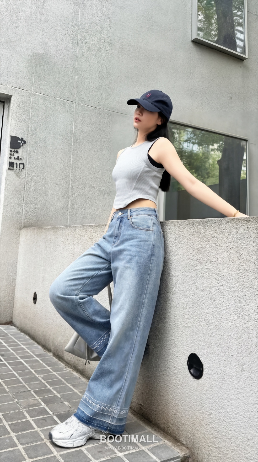 Louis Vuitton SS26 Cotton Monogram Embroidered Raw Hem Straight Denim Pants 루이비통 SS26 코튼 모노그램 자수 컷오프 블루 팬츠 8