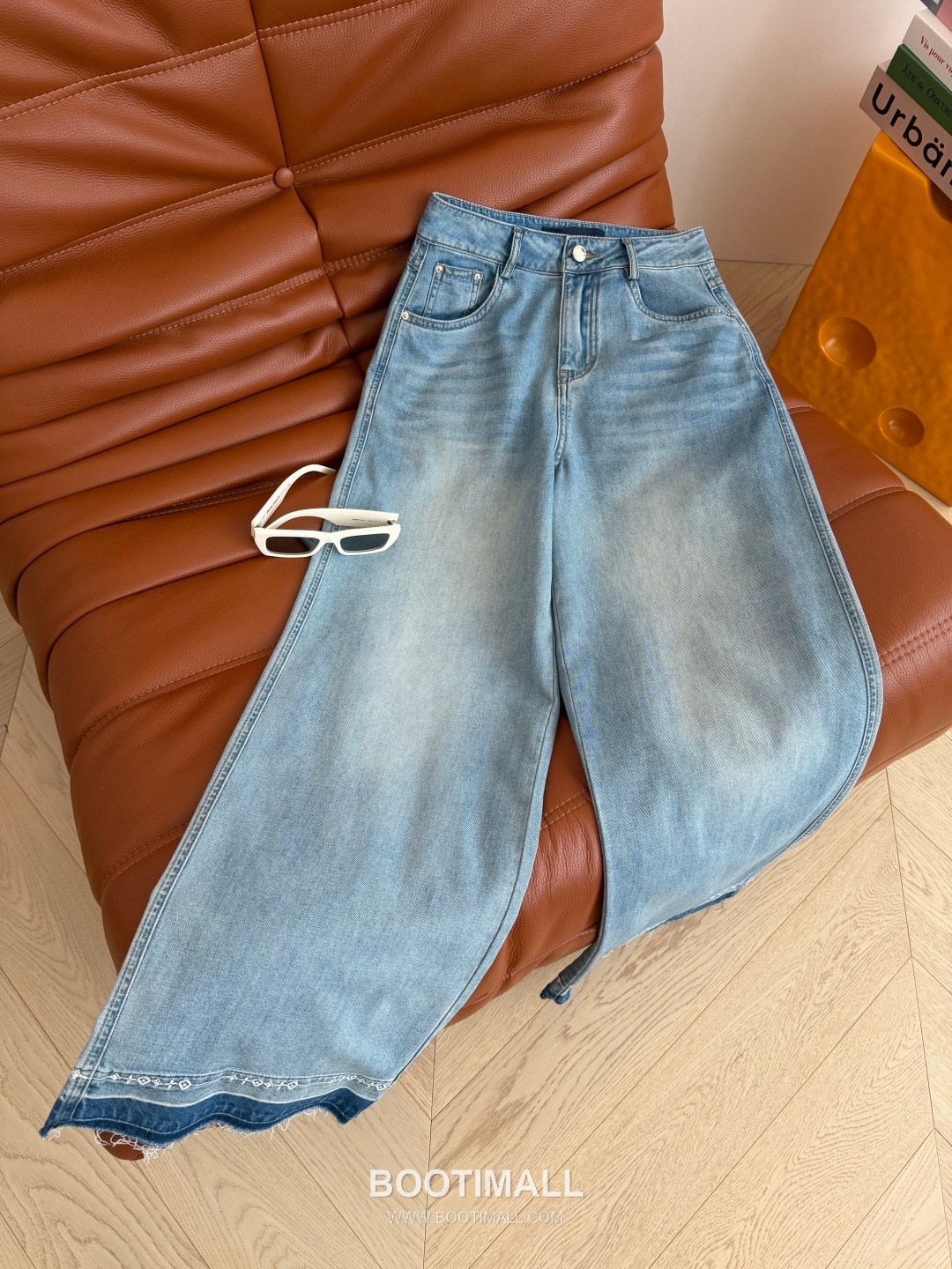 Louis Vuitton SS26 Cotton Monogram Embroidered Raw Hem Straight Denim Pants 루이비통 SS26 코튼 모노그램 자수 컷오프 블루 팬츠 10