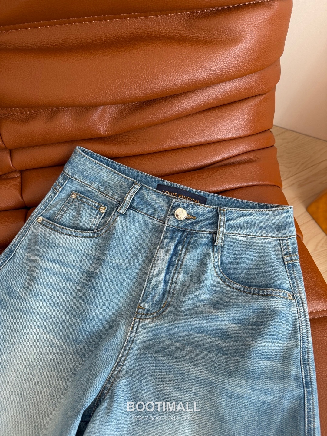 Louis Vuitton SS26 Cotton Monogram Embroidered Raw Hem Straight Denim Pants 루이비통 SS26 코튼 모노그램 자수 컷오프 블루 팬츠 14