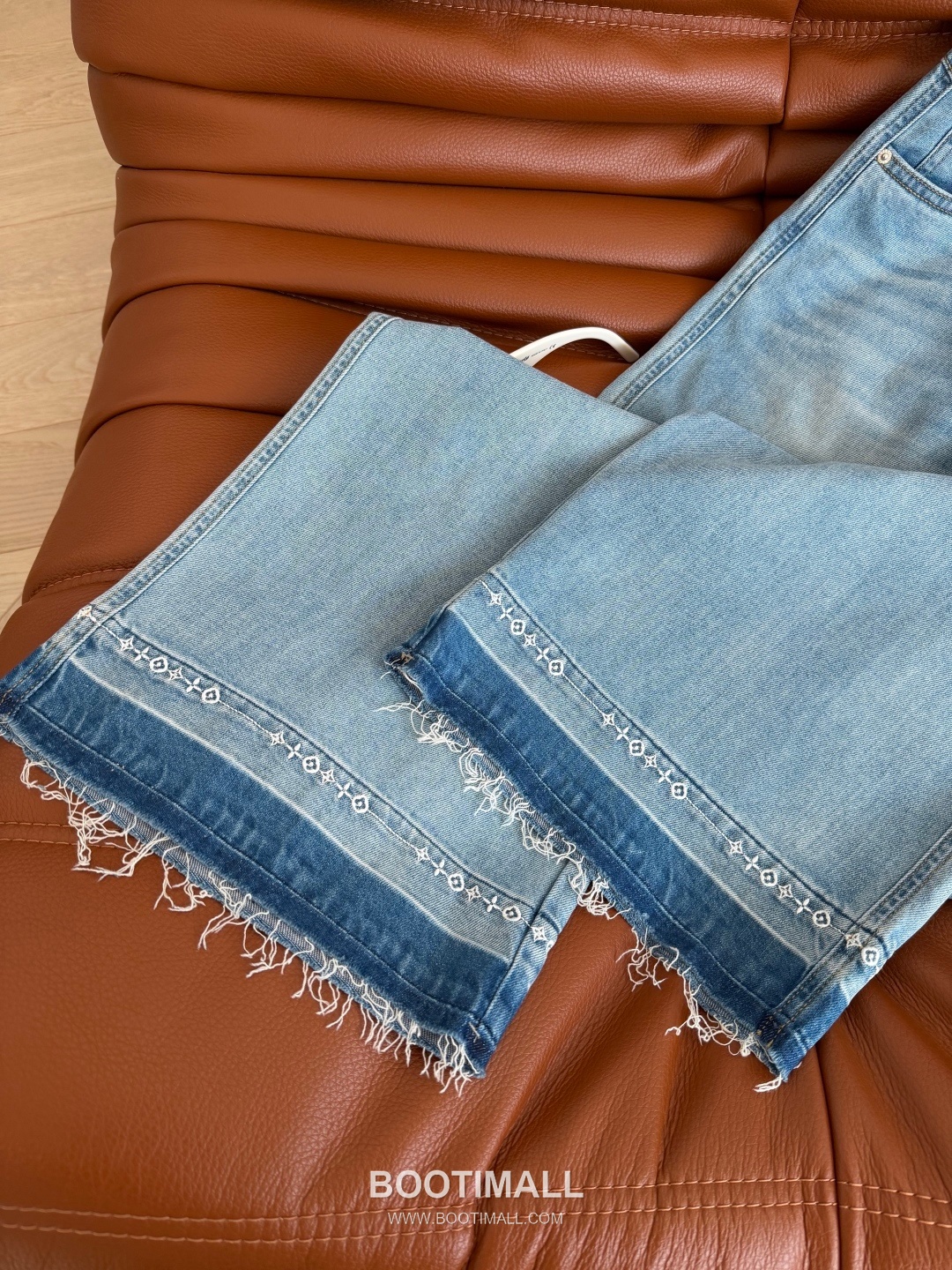 Louis Vuitton SS26 Cotton Monogram Embroidered Raw Hem Straight Denim Pants 루이비통 SS26 코튼 모노그램 자수 컷오프 블루 팬츠 15