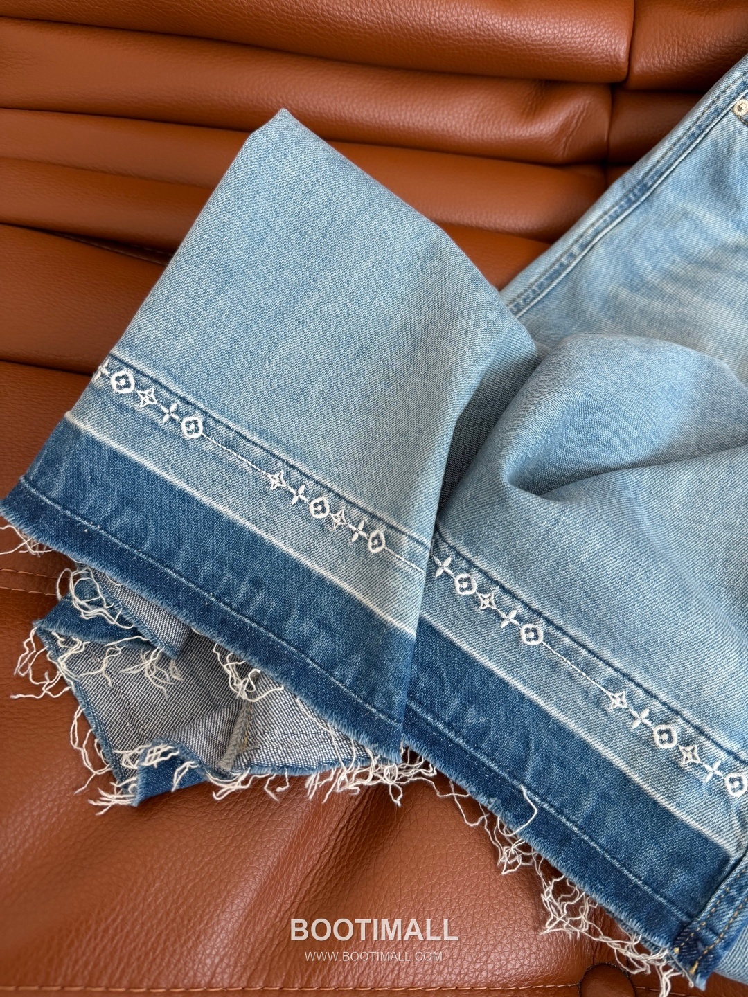 Louis Vuitton SS26 Cotton Monogram Embroidered Raw Hem Straight Denim Pants 루이비통 SS26 코튼 모노그램 자수 컷오프 블루 팬츠 17