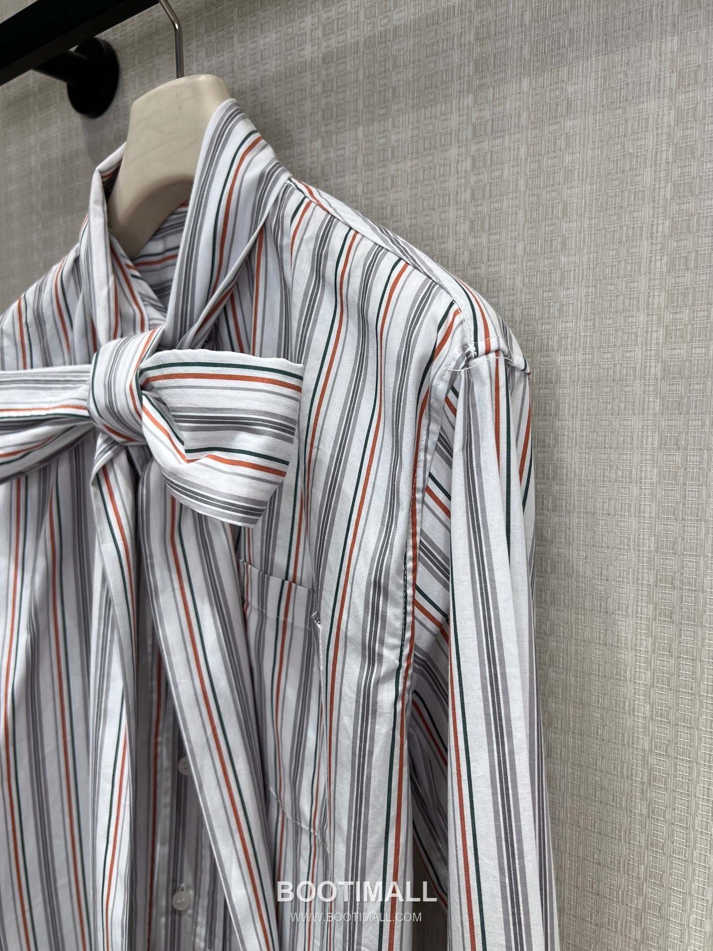 Acne Studios SS26 Cotton Striped Ribbon Tie Shirt 아크네스튜디오 SS26 코튼 스트라이프 리본 타이 화이트 셔츠 12