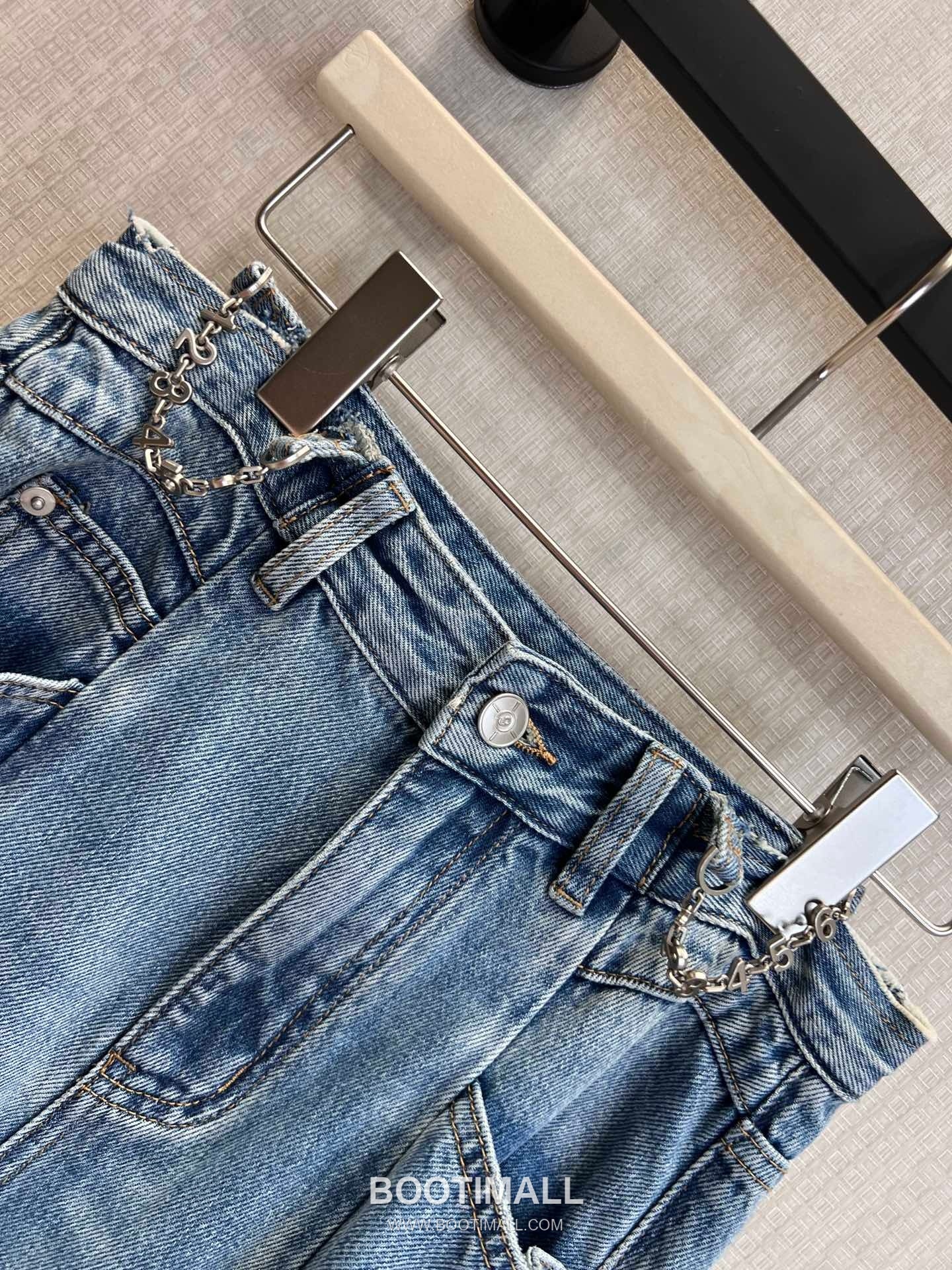 Maison Margiela SS26 Cotton Chain Detail Wide Denim Pants 메종마르지엘라 SS26 코튼 체인 디테일 와이드 블루 팬츠 12