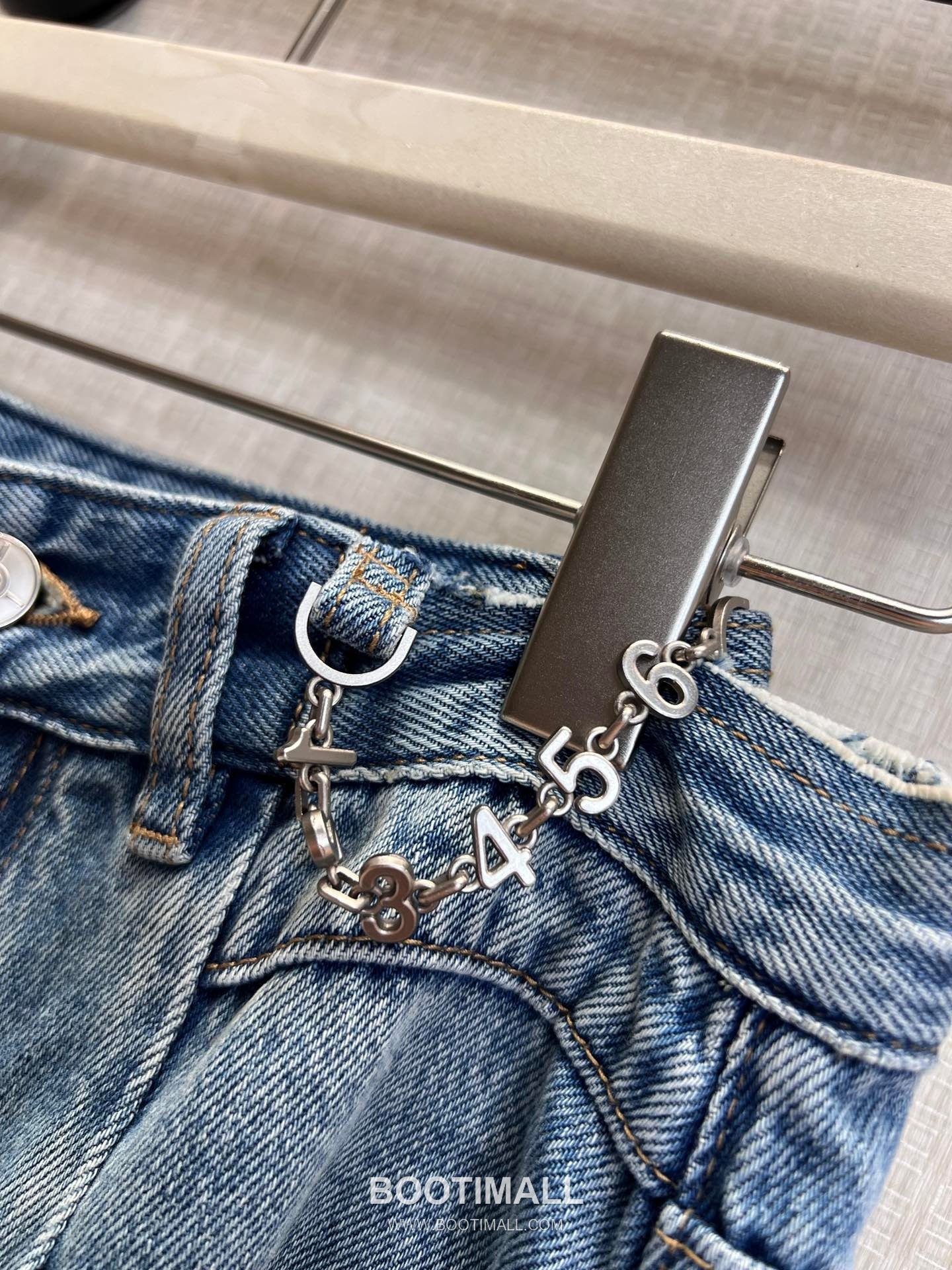 Maison Margiela SS26 Cotton Chain Detail Wide Denim Pants 메종마르지엘라 SS26 코튼 체인 디테일 와이드 블루 팬츠 15