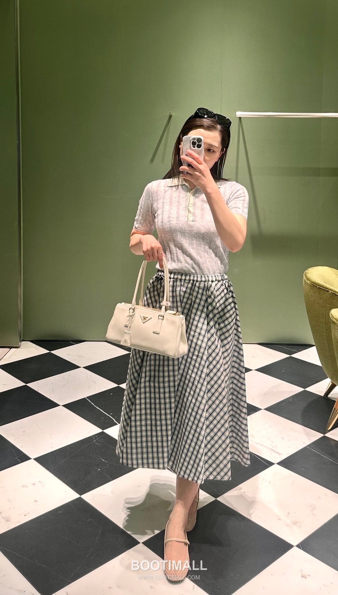 Prada SS26 Cotton Knit Polo T-Shirt Contrast Collar Button Logo 프라다 SS26 코튼 니트 폴로 반팔 티셔츠 배색 카라 버튼 로고 블루 티셔츠 4