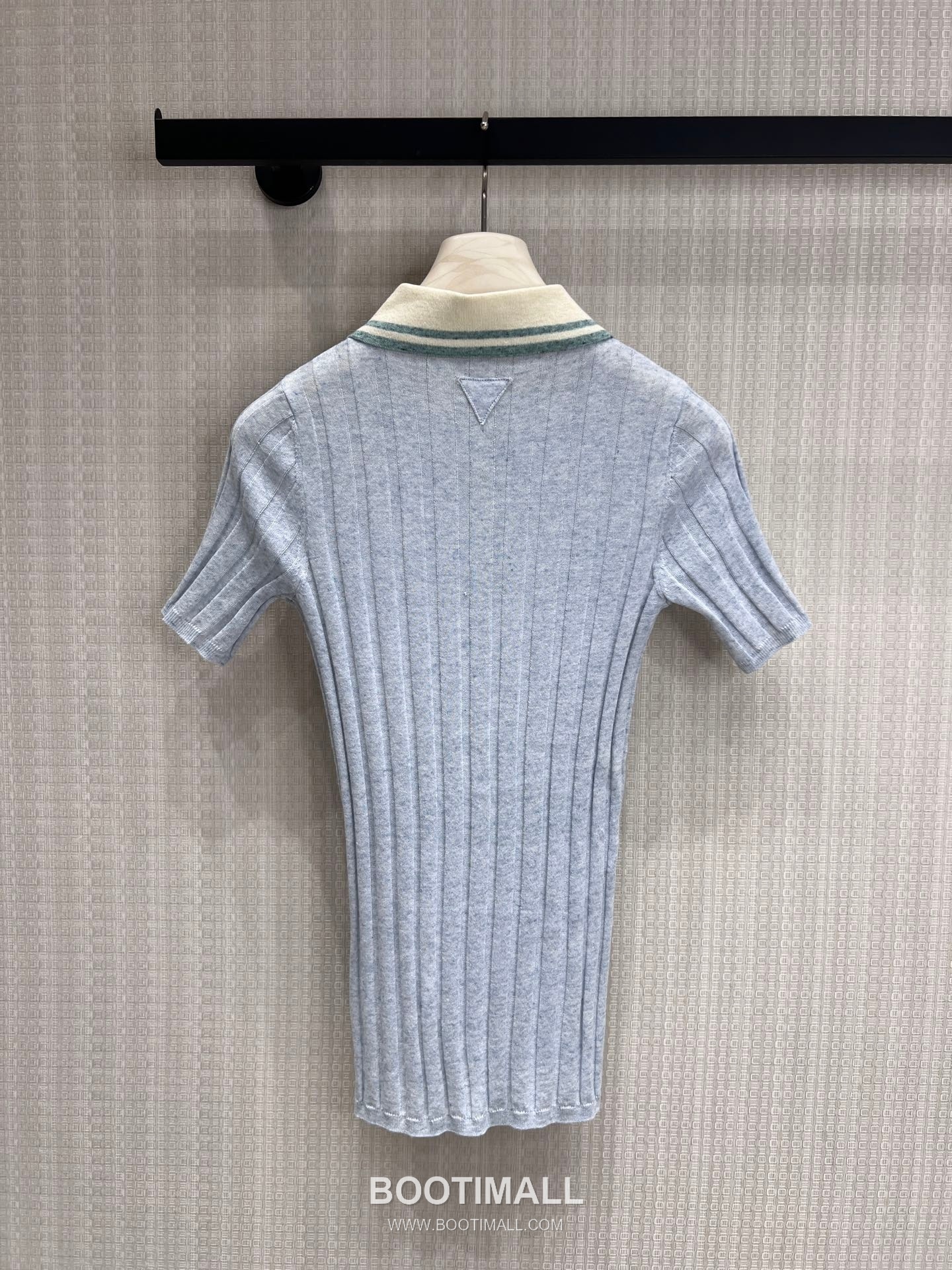 Prada SS26 Cotton Knit Polo T-Shirt Contrast Collar Button Logo 프라다 SS26 코튼 니트 폴로 반팔 티셔츠 배색 카라 버튼 로고 블루 티셔츠 8