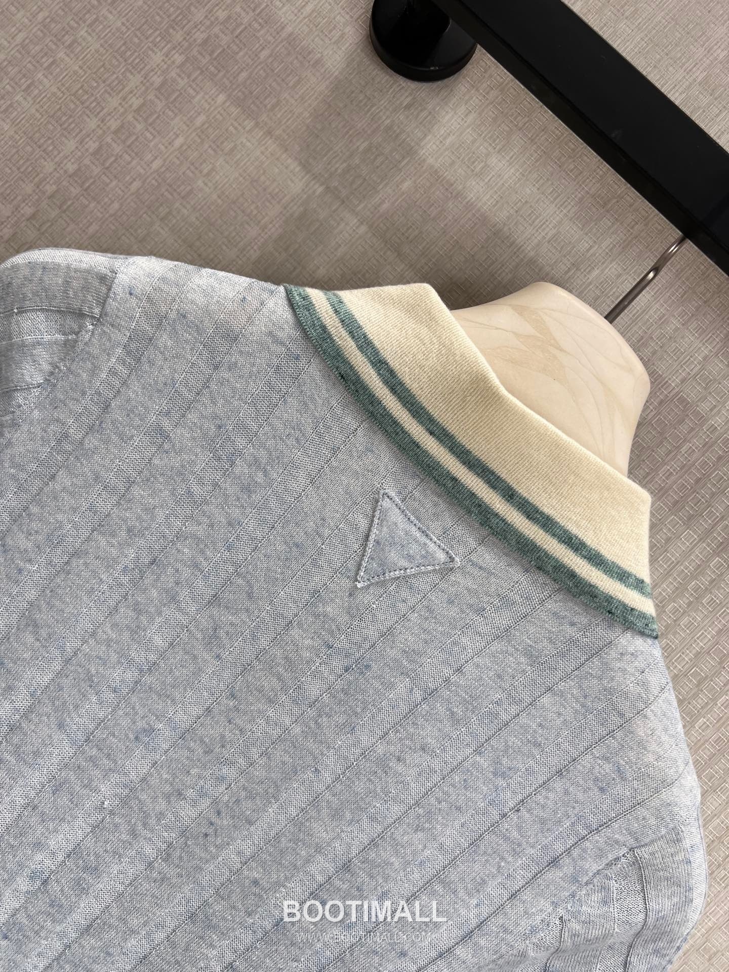 Prada SS26 Cotton Knit Polo T-Shirt Contrast Collar Button Logo 프라다 SS26 코튼 니트 폴로 반팔 티셔츠 배색 카라 버튼 로고 블루 티셔츠 10