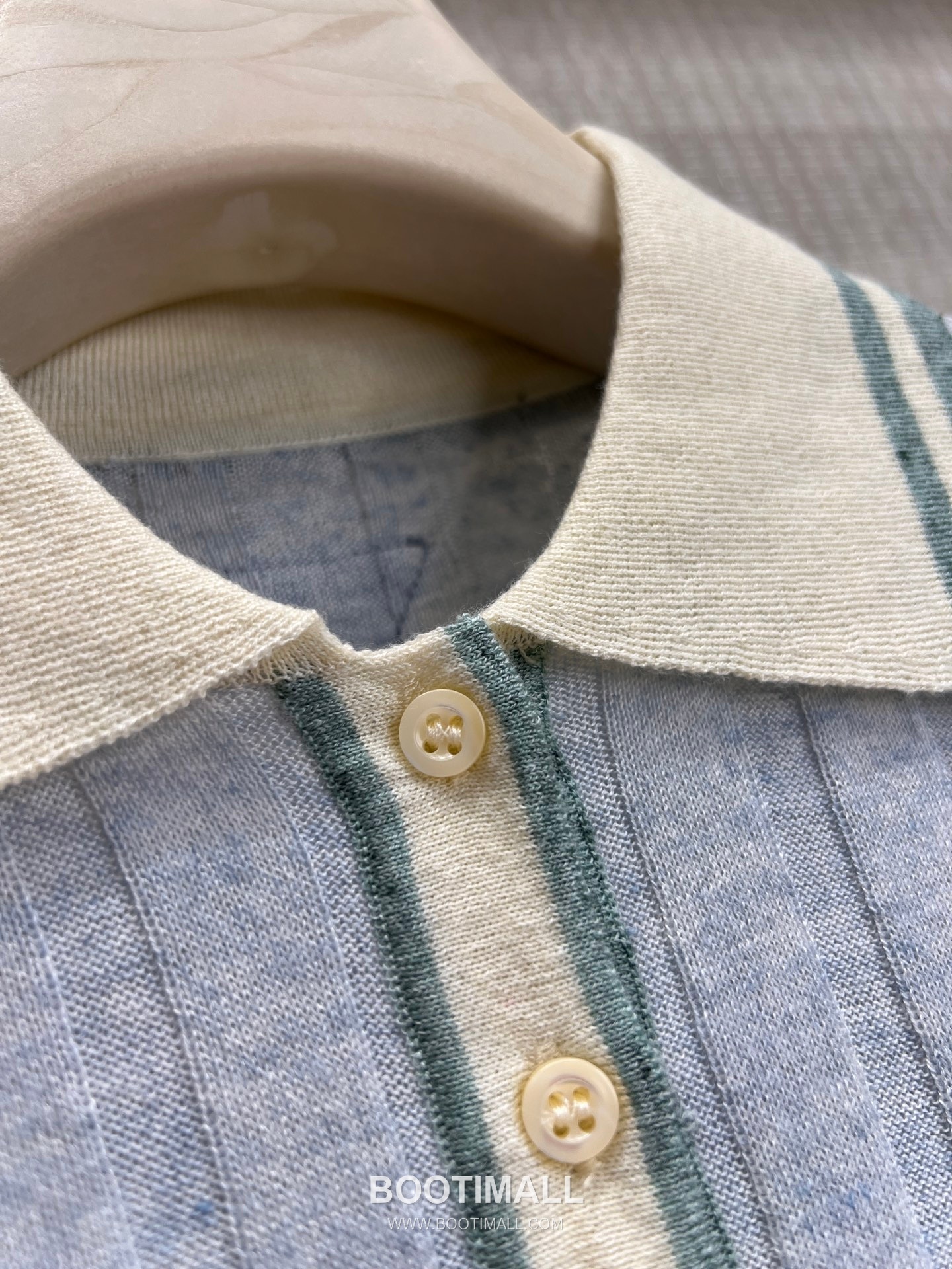 Prada SS26 Cotton Knit Polo T-Shirt Contrast Collar Button Logo 프라다 SS26 코튼 니트 폴로 반팔 티셔츠 배색 카라 버튼 로고 블루 티셔츠 11