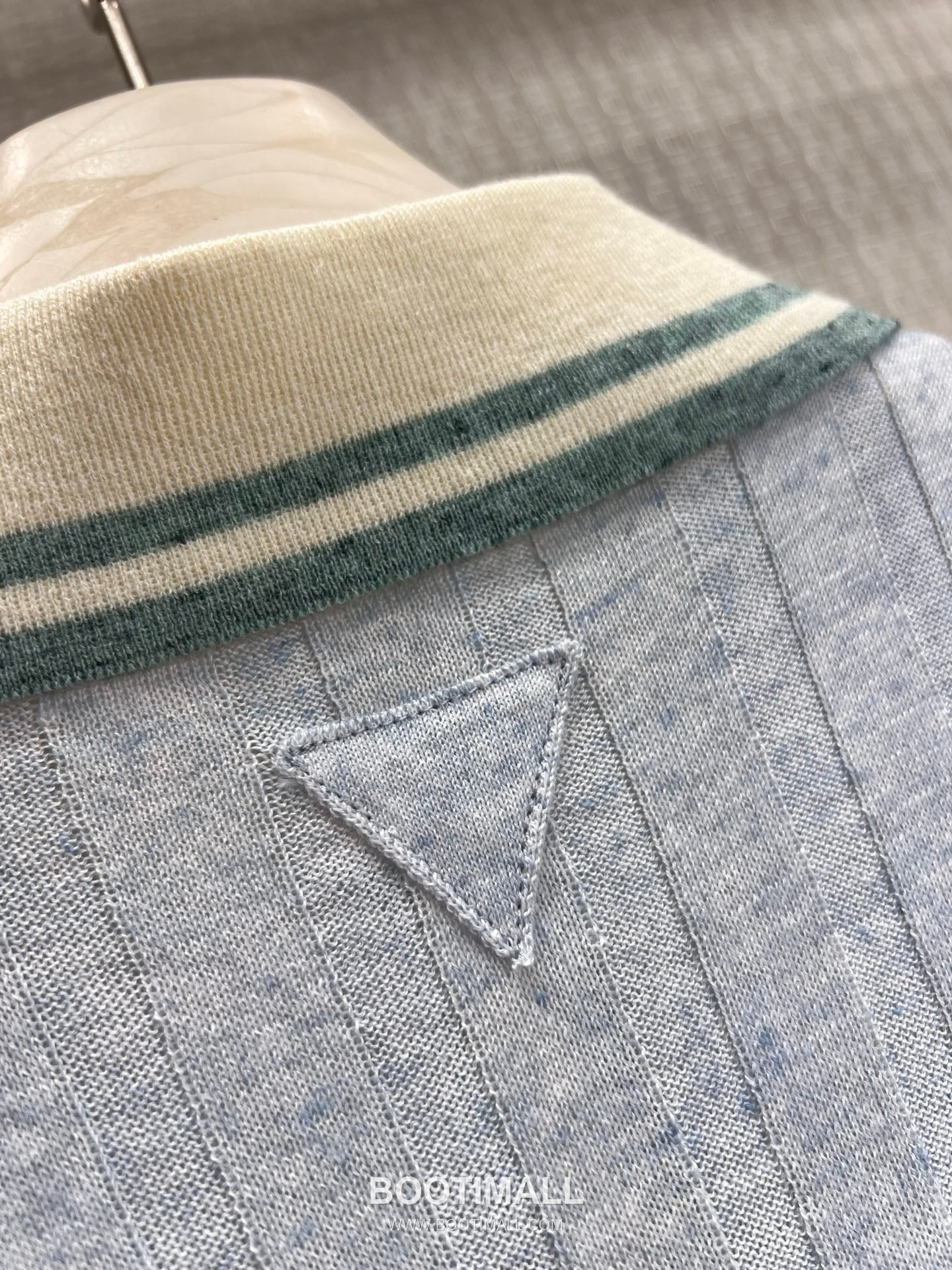 Prada SS26 Cotton Knit Polo T-Shirt Contrast Collar Button Logo 프라다 SS26 코튼 니트 폴로 반팔 티셔츠 배색 카라 버튼 로고 블루 티셔츠 12