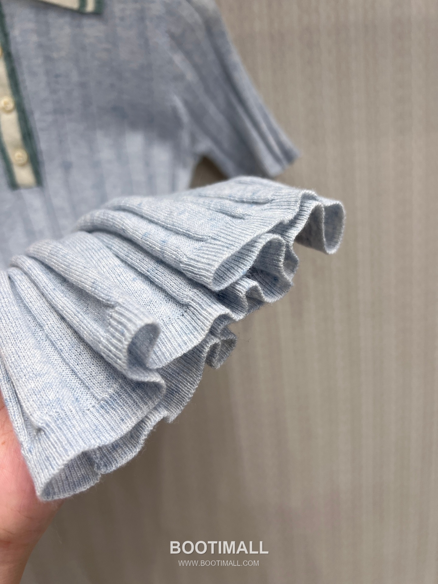 Prada SS26 Cotton Knit Polo T-Shirt Contrast Collar Button Logo 프라다 SS26 코튼 니트 폴로 반팔 티셔츠 배색 카라 버튼 로고 블루 티셔츠 14