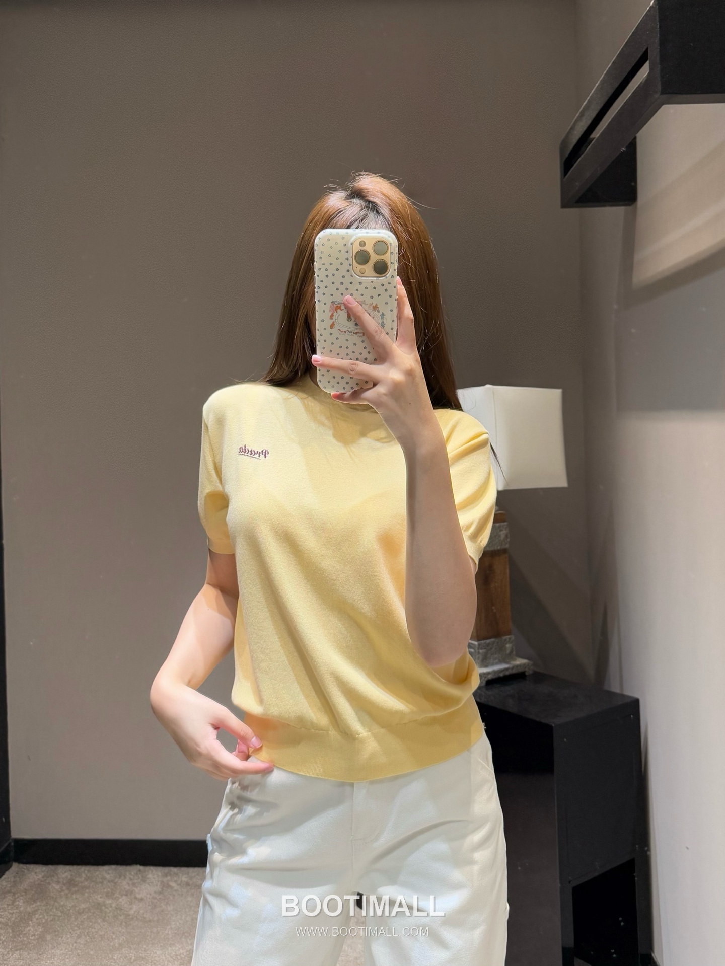 Prada SS26 Cotton Knit Short Sleeve T-Shirt Embroidery Logo 프라다 SS26 코튼 니트 반팔 티셔츠 자수 로고 옐로우 티셔츠 1