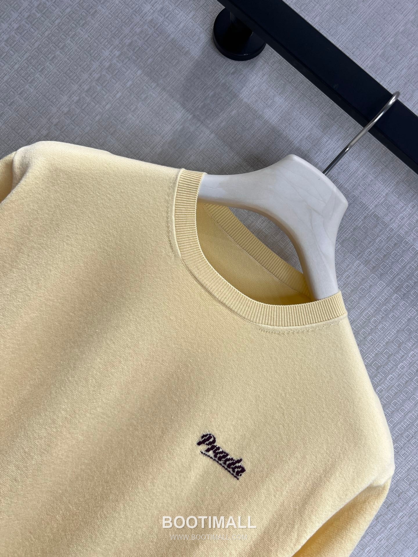 Prada SS26 Cotton Knit Short Sleeve T-Shirt Embroidery Logo 프라다 SS26 코튼 니트 반팔 티셔츠 자수 로고 옐로우 티셔츠 12