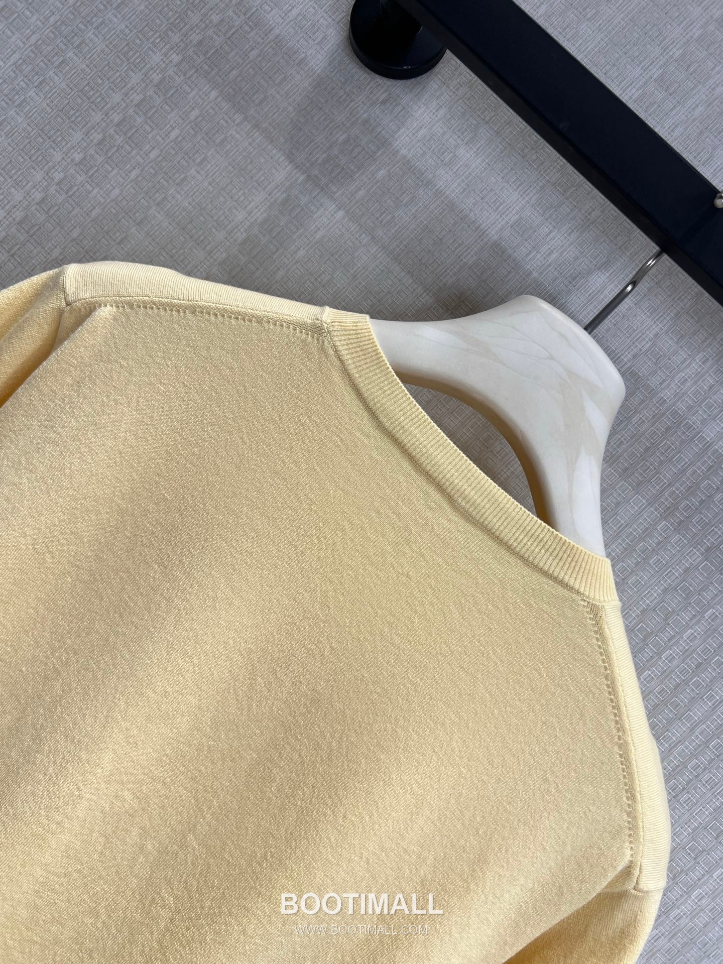 Prada SS26 Cotton Knit Short Sleeve T-Shirt Embroidery Logo 프라다 SS26 코튼 니트 반팔 티셔츠 자수 로고 옐로우 티셔츠 13