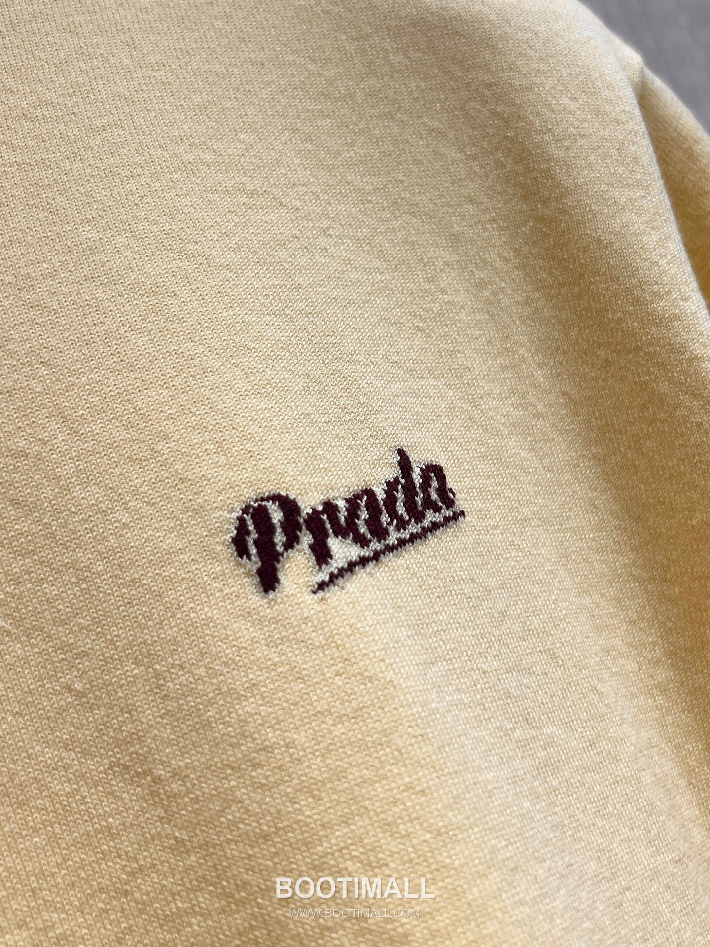 Prada SS26 Cotton Knit Short Sleeve T-Shirt Embroidery Logo 프라다 SS26 코튼 니트 반팔 티셔츠 자수 로고 옐로우 티셔츠 14