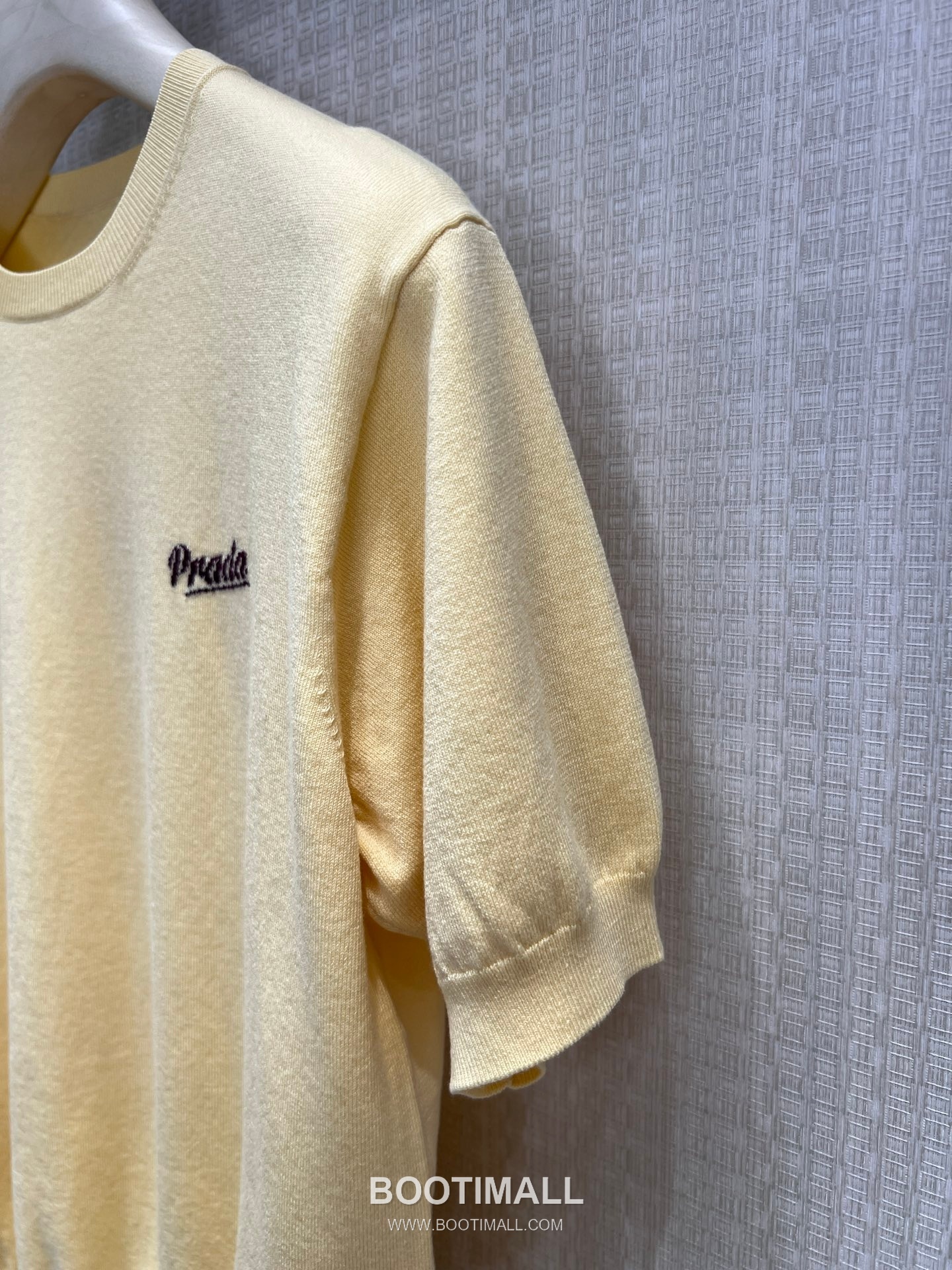 Prada SS26 Cotton Knit Short Sleeve T-Shirt Embroidery Logo 프라다 SS26 코튼 니트 반팔 티셔츠 자수 로고 옐로우 티셔츠 15