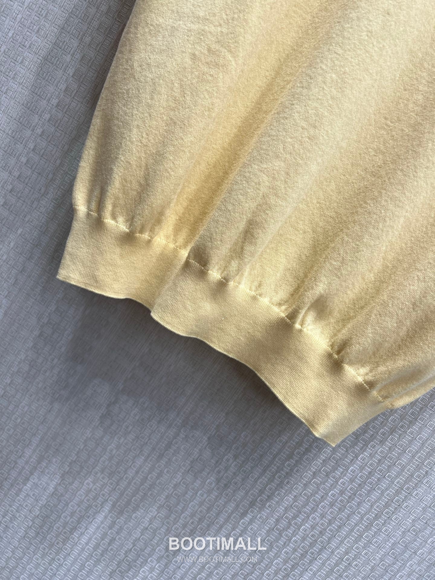 Prada SS26 Cotton Knit Short Sleeve T-Shirt Embroidery Logo 프라다 SS26 코튼 니트 반팔 티셔츠 자수 로고 옐로우 티셔츠 16