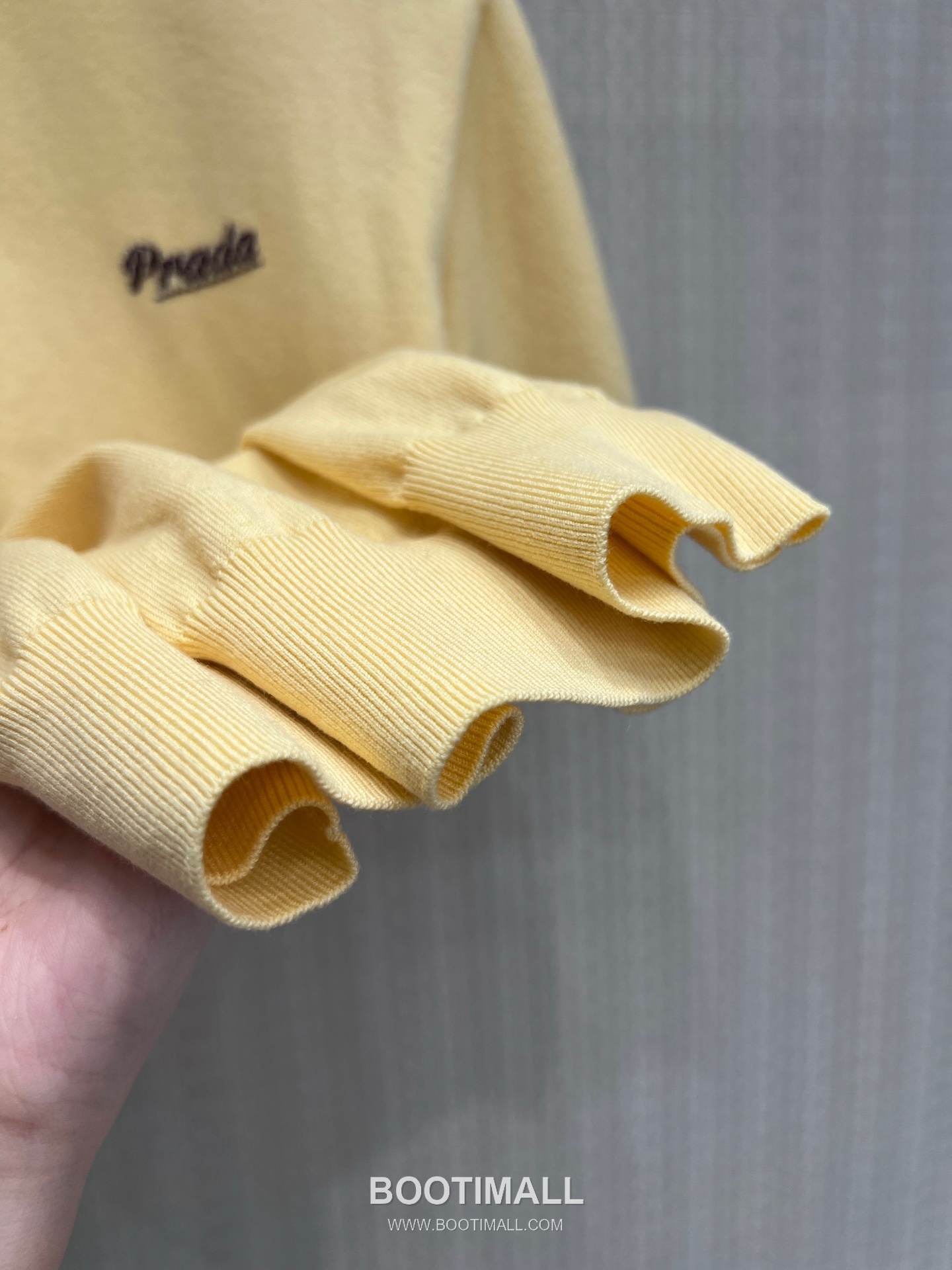 Prada SS26 Cotton Knit Short Sleeve T-Shirt Embroidery Logo 프라다 SS26 코튼 니트 반팔 티셔츠 자수 로고 옐로우 티셔츠 17