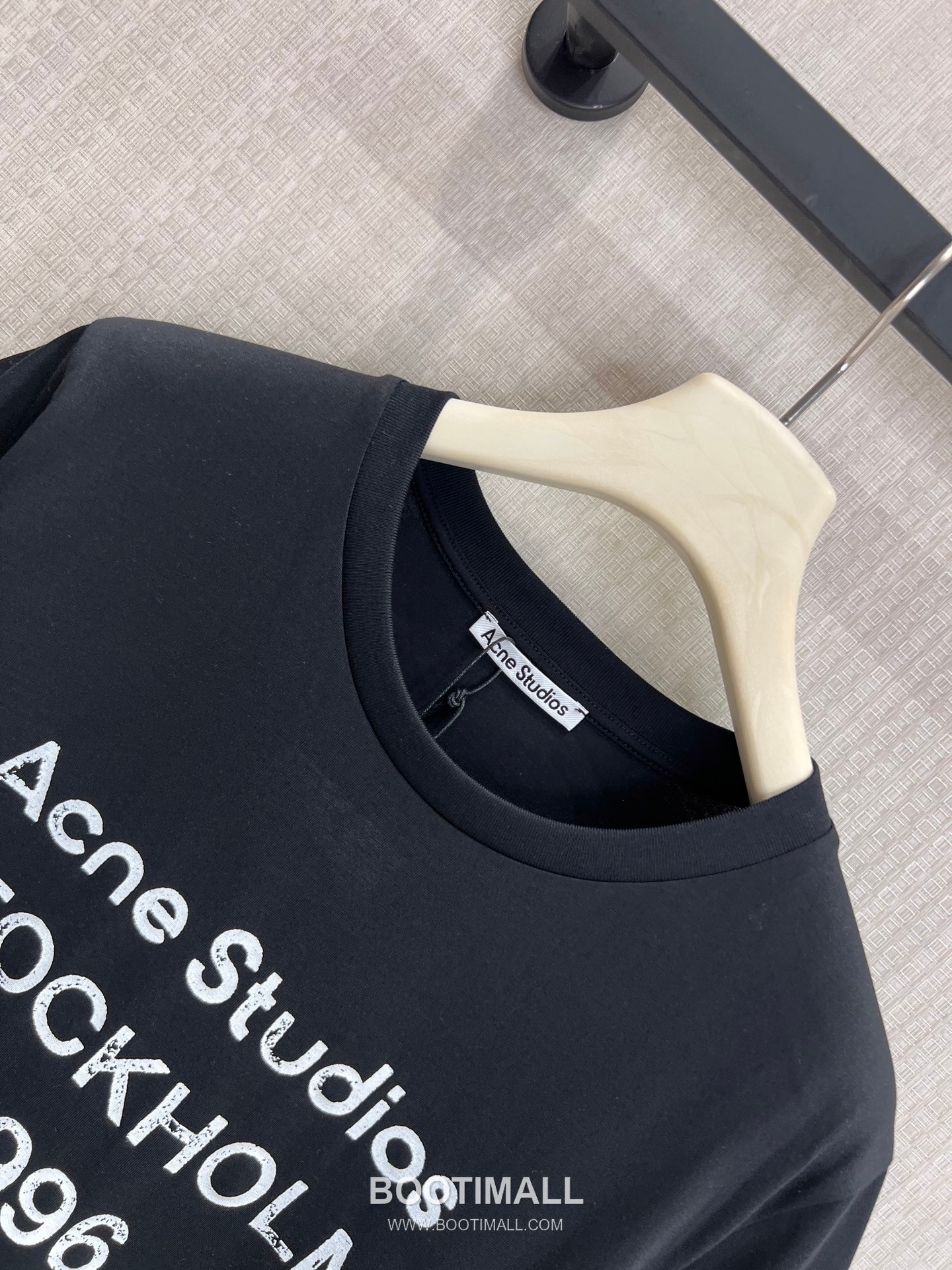 Acne Studios SS26 Cotton T-Shirt 1996 Logo Print 아크네스튜디오 SS26 코튼 티셔츠 1996 로고 프린트 블랙 티셔츠 12