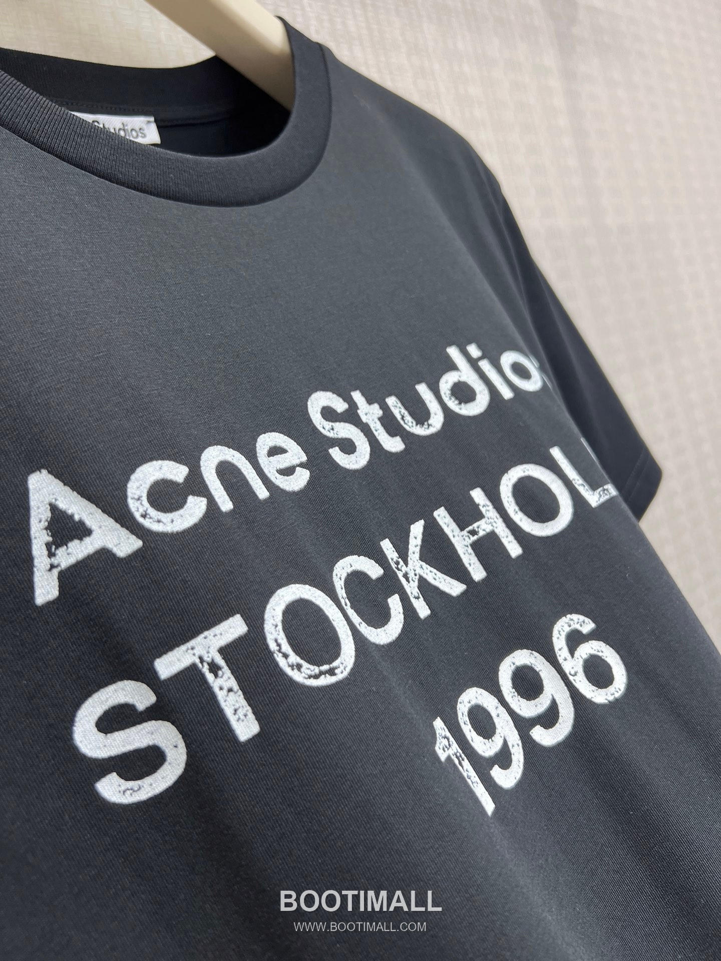 Acne Studios SS26 Cotton T-Shirt 1996 Logo Print 아크네스튜디오 SS26 코튼 티셔츠 1996 로고 프린트 블랙 티셔츠 14