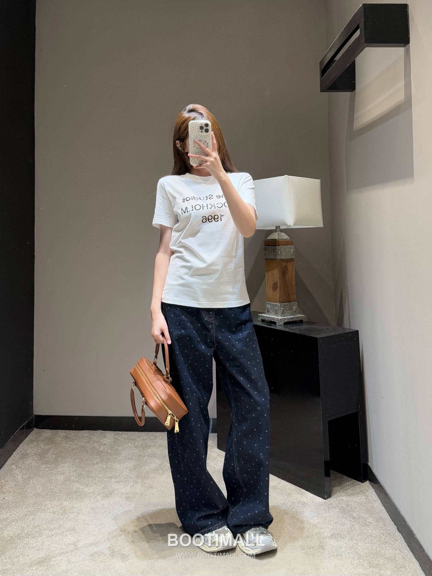 Acne Studios SS26 Cotton T-Shirt 1996 Logo Print 아크네스튜디오 SS26 코튼 티셔츠 1996 로고 프린트 블랙 티셔츠 4