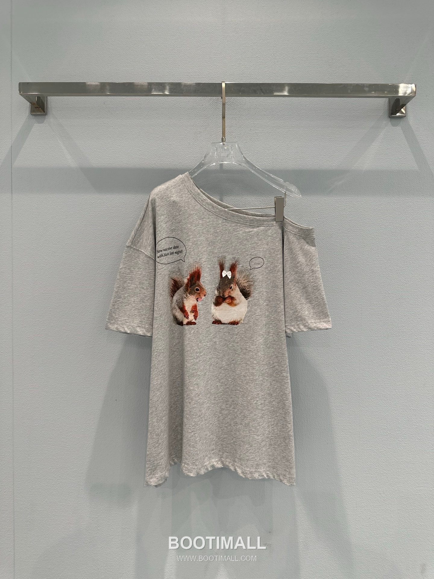 Maison Margiela SS26 Cotton T-Shirt One Shoulder Cartoon Print 아크네스튜디오 SS26 코튼 티셔츠 원숄더 카툰 프린트 그레이 티셔츠 3