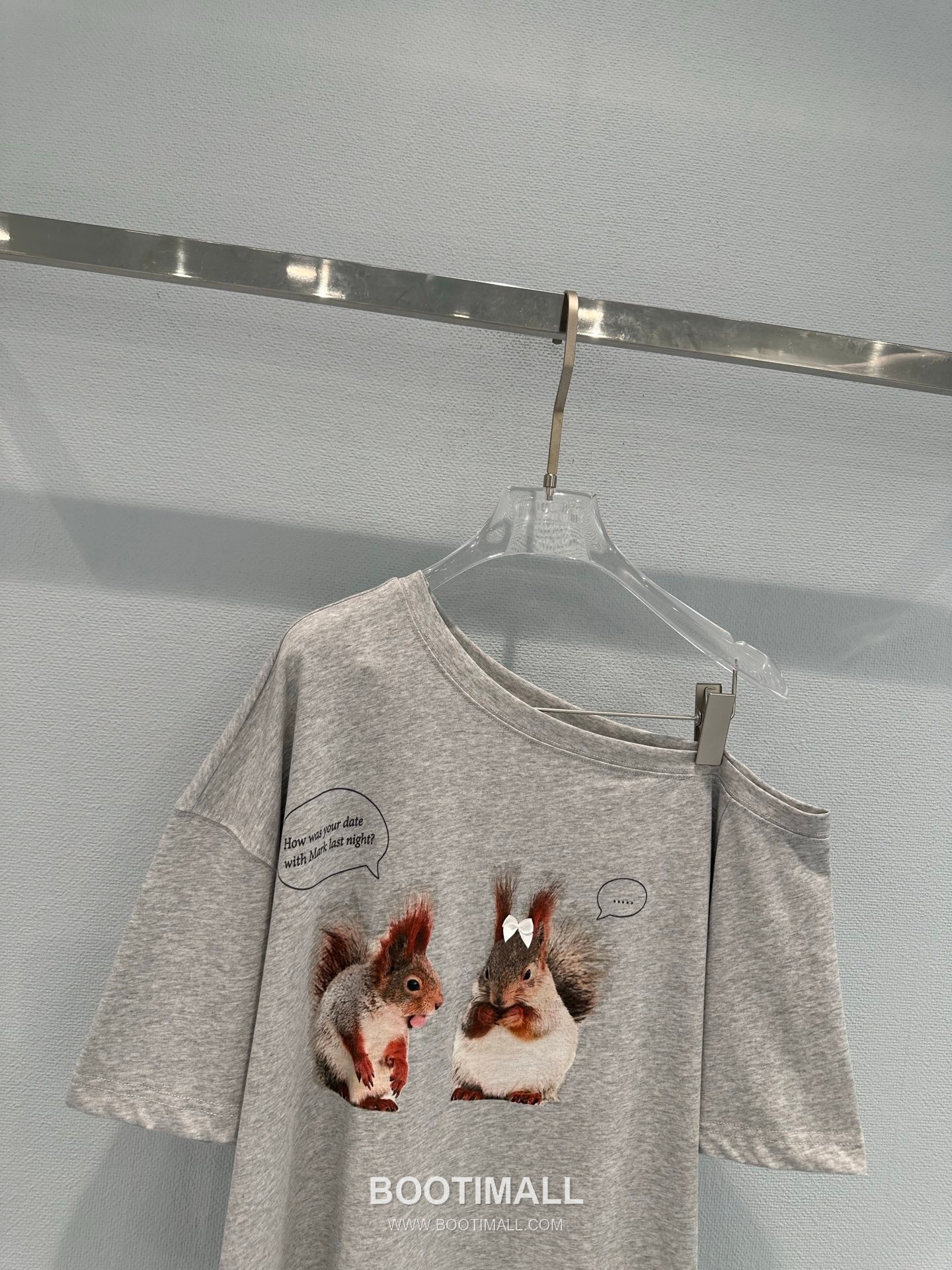 Maison Margiela SS26 Cotton T-Shirt One Shoulder Cartoon Print 아크네스튜디오 SS26 코튼 티셔츠 원숄더 카툰 프린트 그레이 티셔츠 4