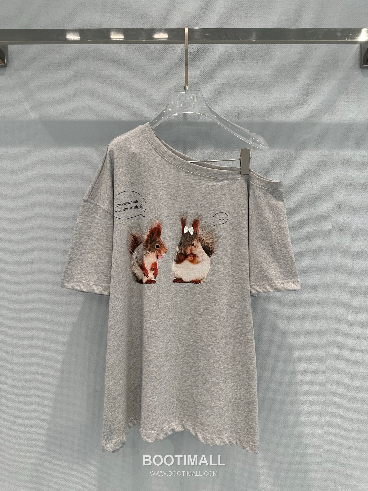 Maison Margiela SS26 Cotton T-Shirt One Shoulder Cartoon Print 아크네스튜디오 SS26 코튼 티셔츠 원숄더 카툰 프린트 그레이 티셔츠 5