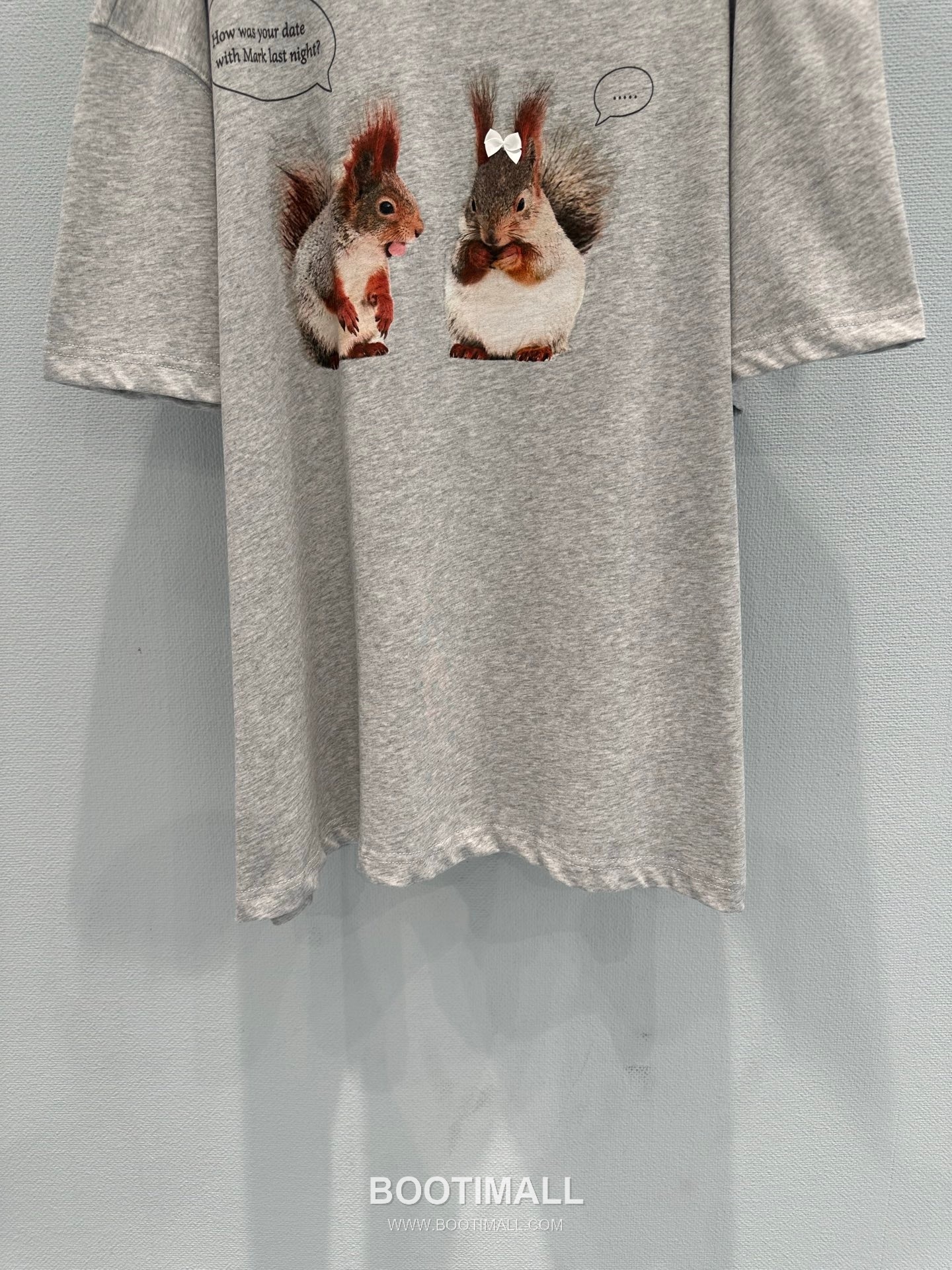 Maison Margiela SS26 Cotton T-Shirt One Shoulder Cartoon Print 아크네스튜디오 SS26 코튼 티셔츠 원숄더 카툰 프린트 그레이 티셔츠 7