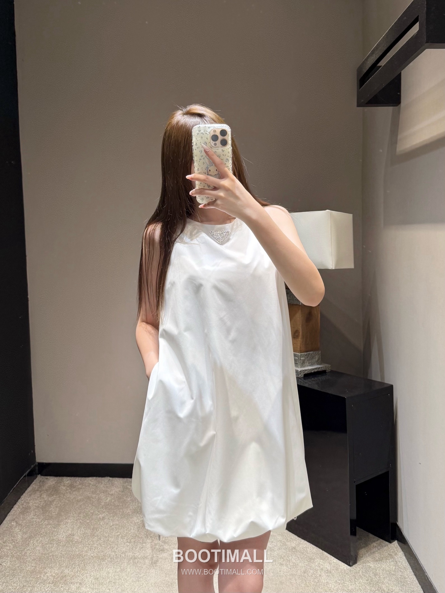 Prada SS26 Polyester Sleeveless Dress Triangle Crystal Logo A-Line 프라다 SS26 폴리에스터 민소매 원피스 트라이앵글 크리스탈 로고 A라인 블랙 원피스 1