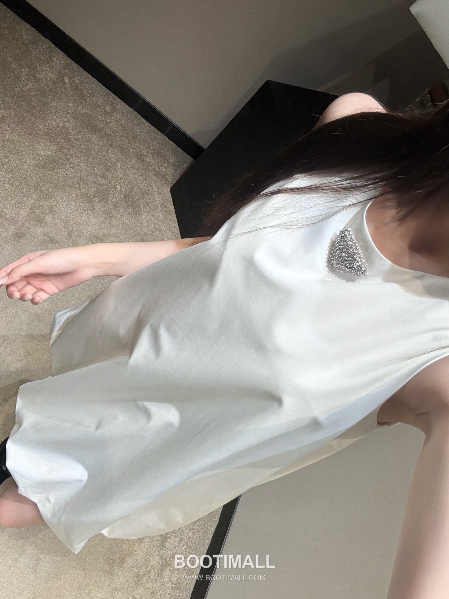 Prada SS26 Polyester Sleeveless Dress Triangle Crystal Logo A-Line 프라다 SS26 폴리에스터 민소매 원피스 트라이앵글 크리스탈 로고 A라인 블랙 원피스 5