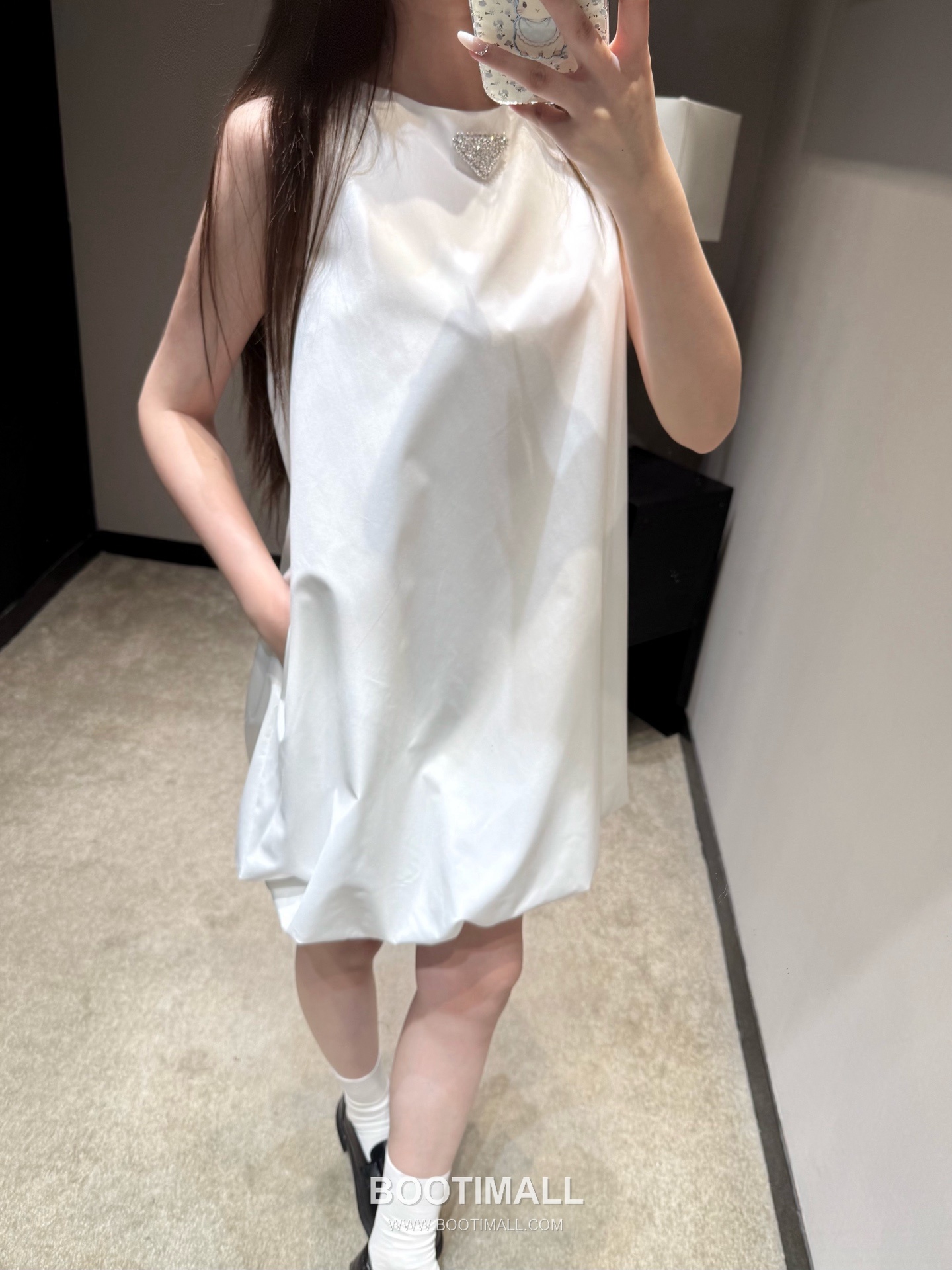 Prada SS26 Polyester Sleeveless Dress Triangle Crystal Logo A-Line 프라다 SS26 폴리에스터 민소매 원피스 트라이앵글 크리스탈 로고 A라인 블랙 원피스 8