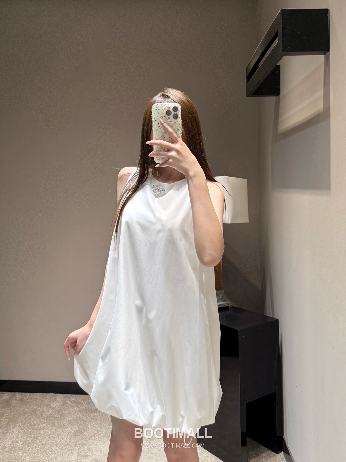 Prada SS26 Polyester Sleeveless Dress Triangle Crystal Logo A-Line 프라다 SS26 폴리에스터 민소매 원피스 트라이앵글 크리스탈 로고 A라인 블랙 원피스 9