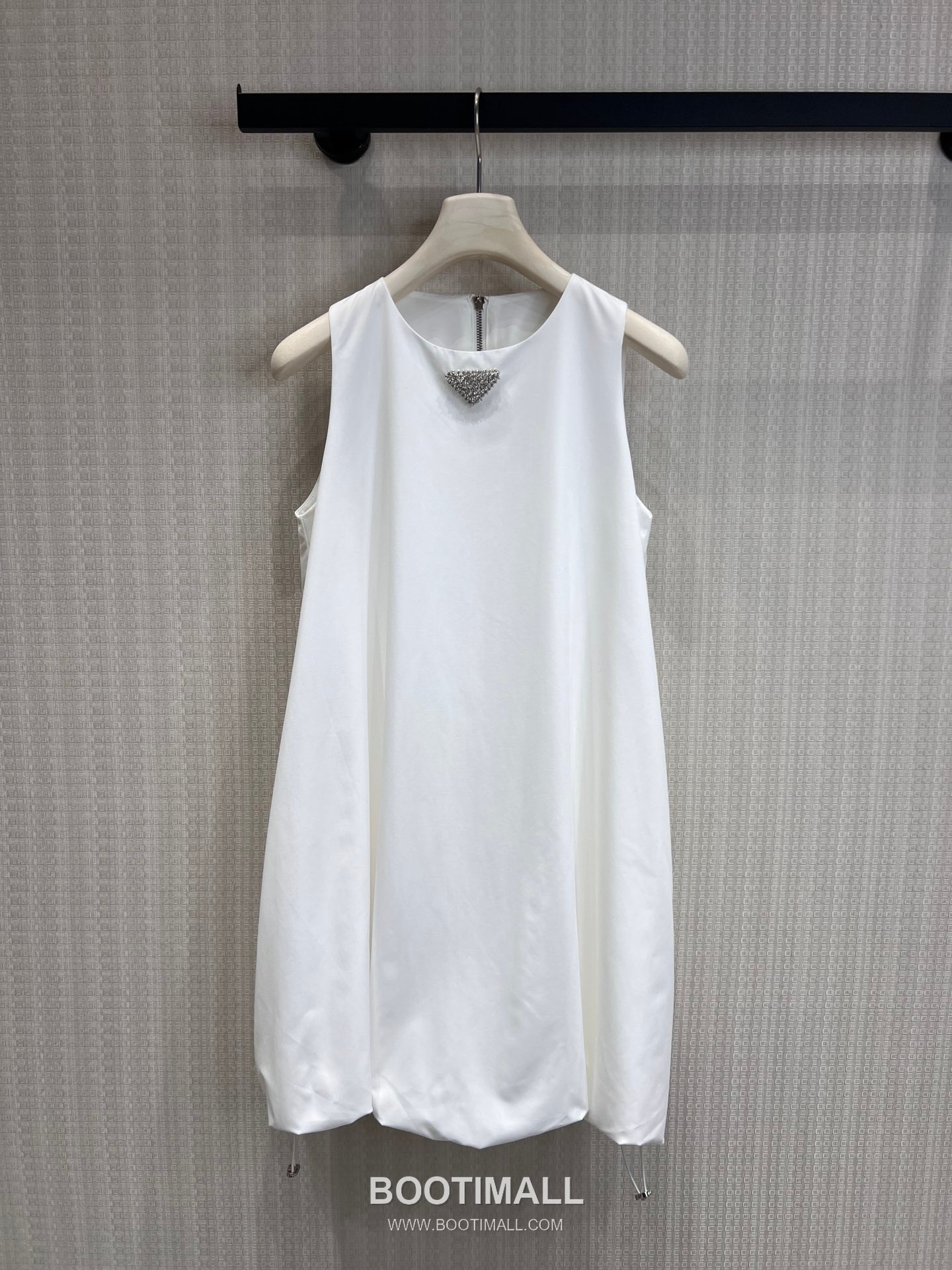 Prada SS26 Polyester Sleeveless Dress Triangle Crystal Logo A-Line 프라다 SS26 폴리에스터 민소매 원피스 트라이앵글 크리스탈 로고 A라인 블랙 원피스 10