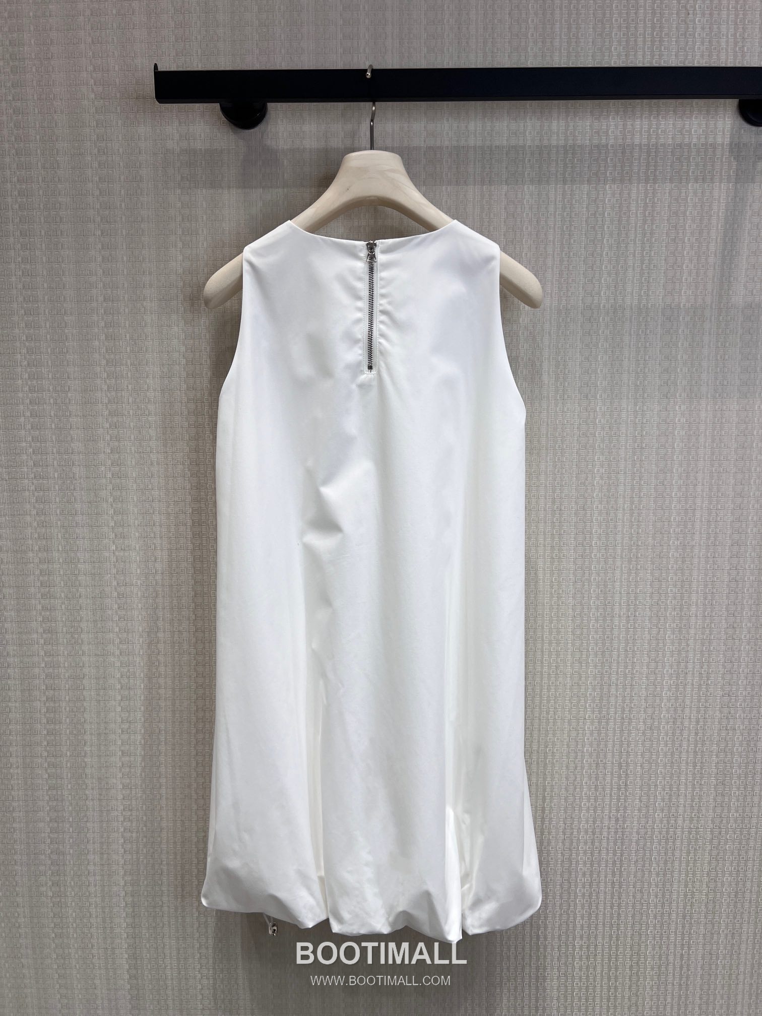 Prada SS26 Polyester Sleeveless Dress Triangle Crystal Logo A-Line 프라다 SS26 폴리에스터 민소매 원피스 트라이앵글 크리스탈 로고 A라인 블랙 원피스 11